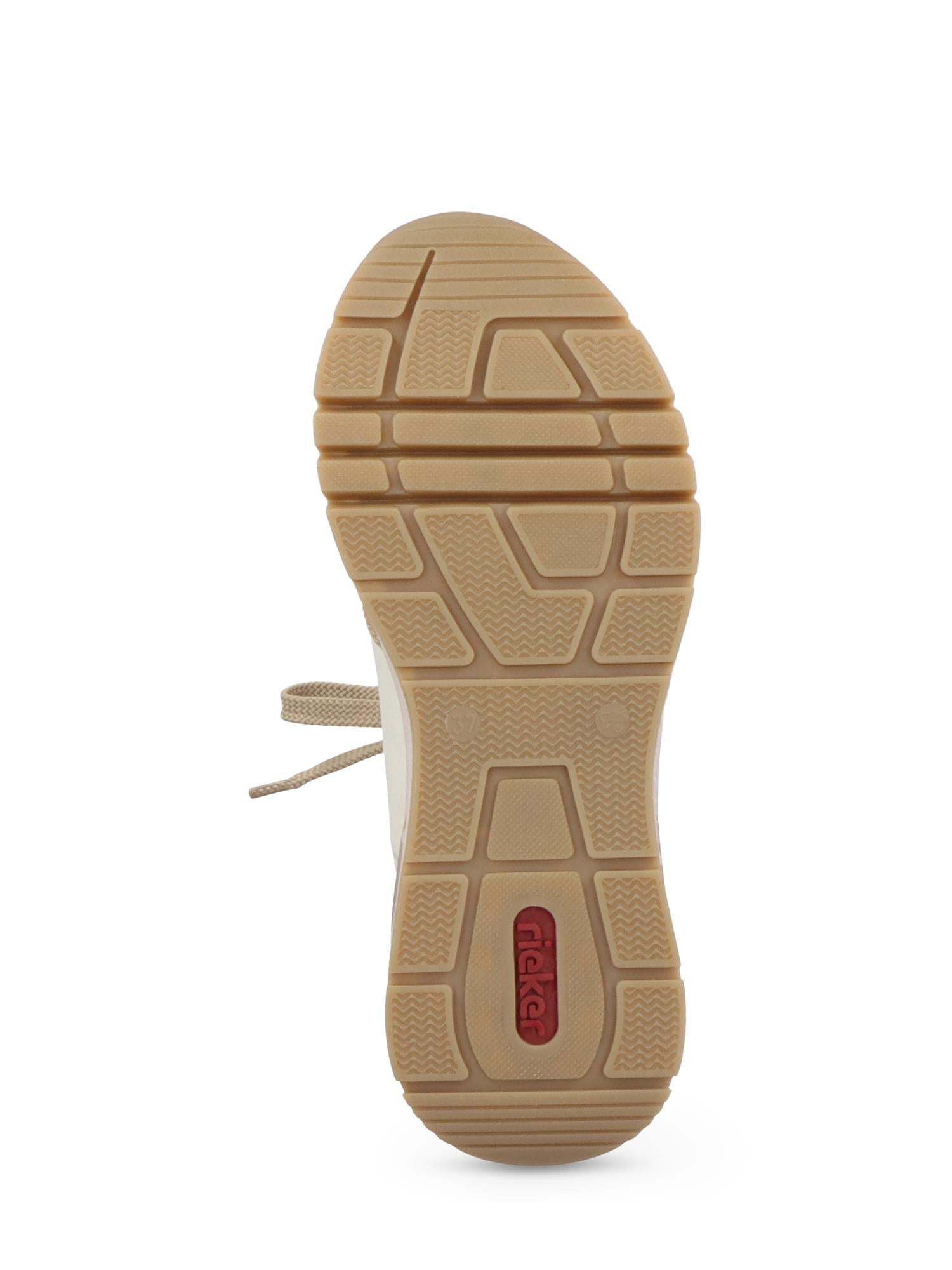 Sålen på 06827 Rieker Sand Combo Sneakers fra Rieker Comfort & Style har en geometrisk profil og en rød Rieker-logo nær hælen, vist på en hvit bakgrunn med en del av en skolisse synlig.