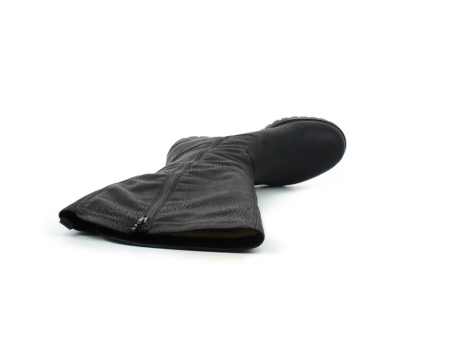 En enkelt 07856 Rieker Comfort støvler ullfòr fra Rieker Comfort & Style i svart skinn med glidelås på siden ligger på siden og viser sålen og teksturen. Disse vanntette støvlene tilbyr stilig og praktisk komfort for all slags vær.