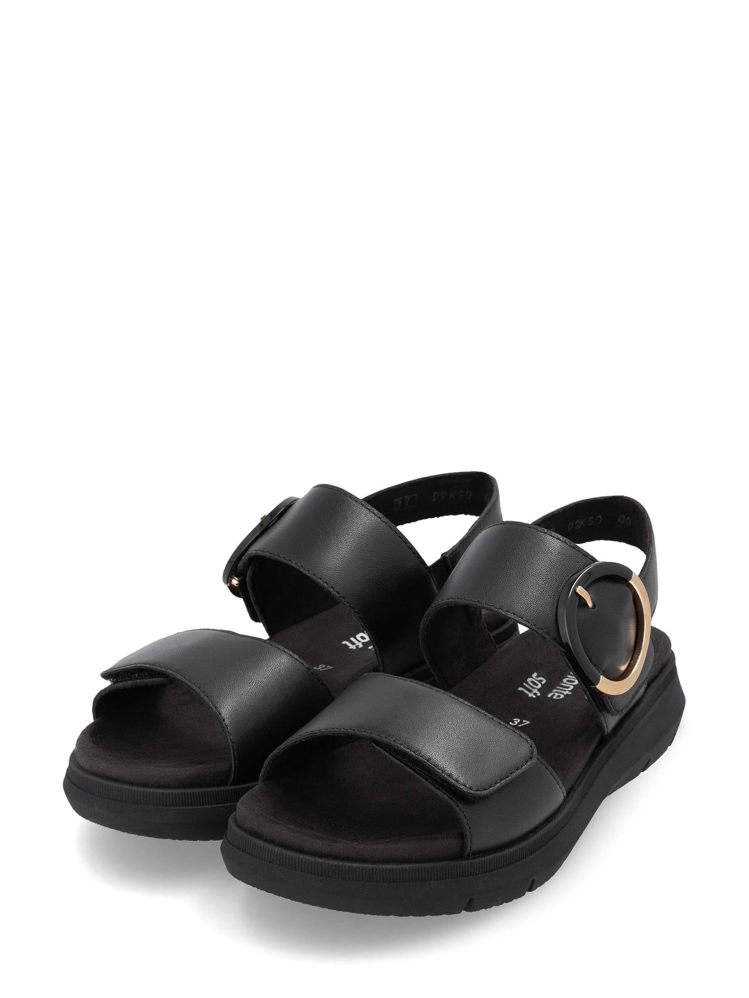 Remonte 03140 Capri Sandal Black har tykke reimer, en polstret såle for ekstra komfort og en stor, sirkelformet gullspenne på hver side.