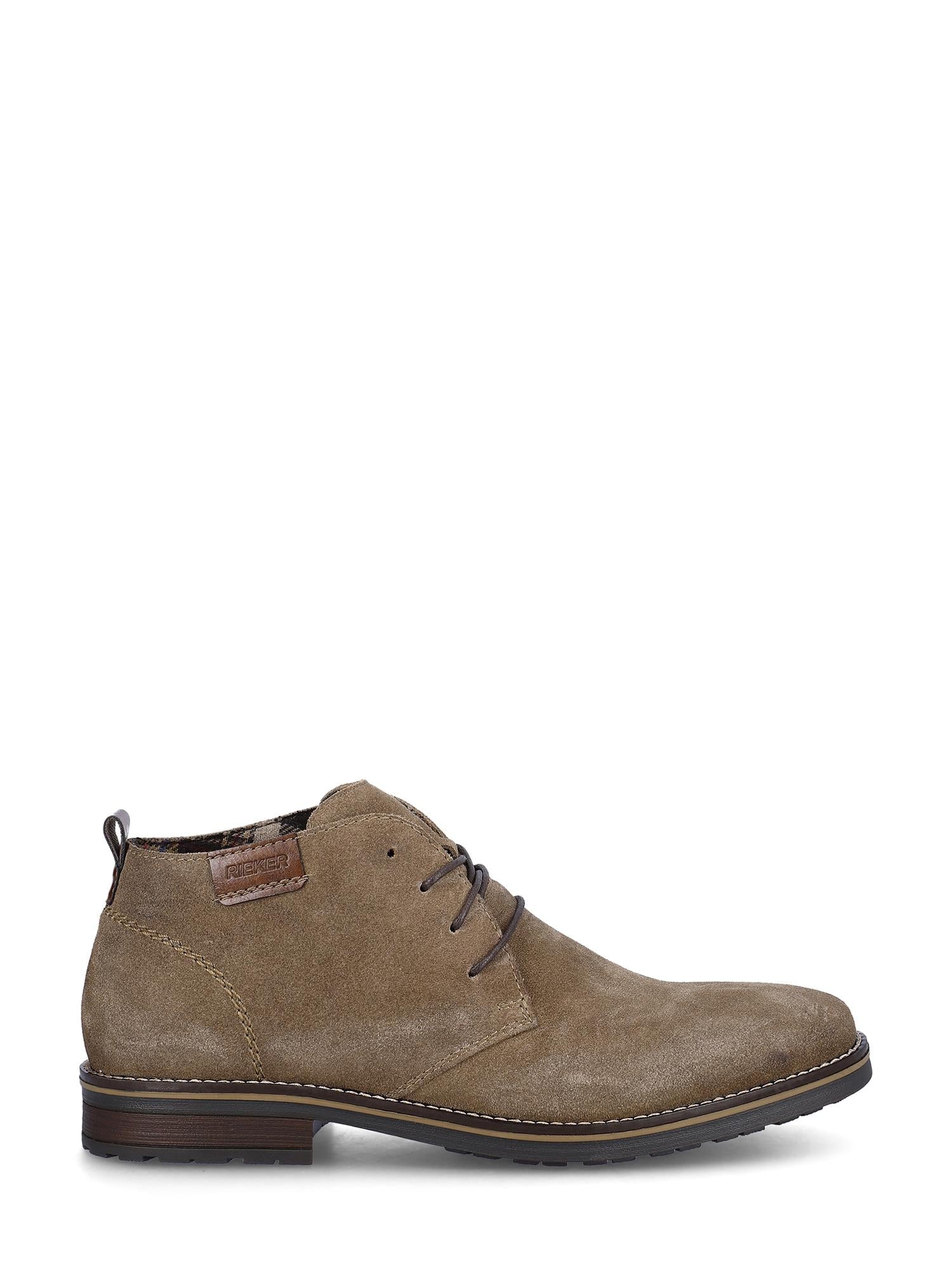 Sidevisning av 04494 Rieker herresko i semsket skinn i taupe med mørkebrune lisser, brune sømmer, lav hæl og merkelapp i skinn – Rieker Comfort & Style-design for moderne komfort på hvit bakgrunn.
