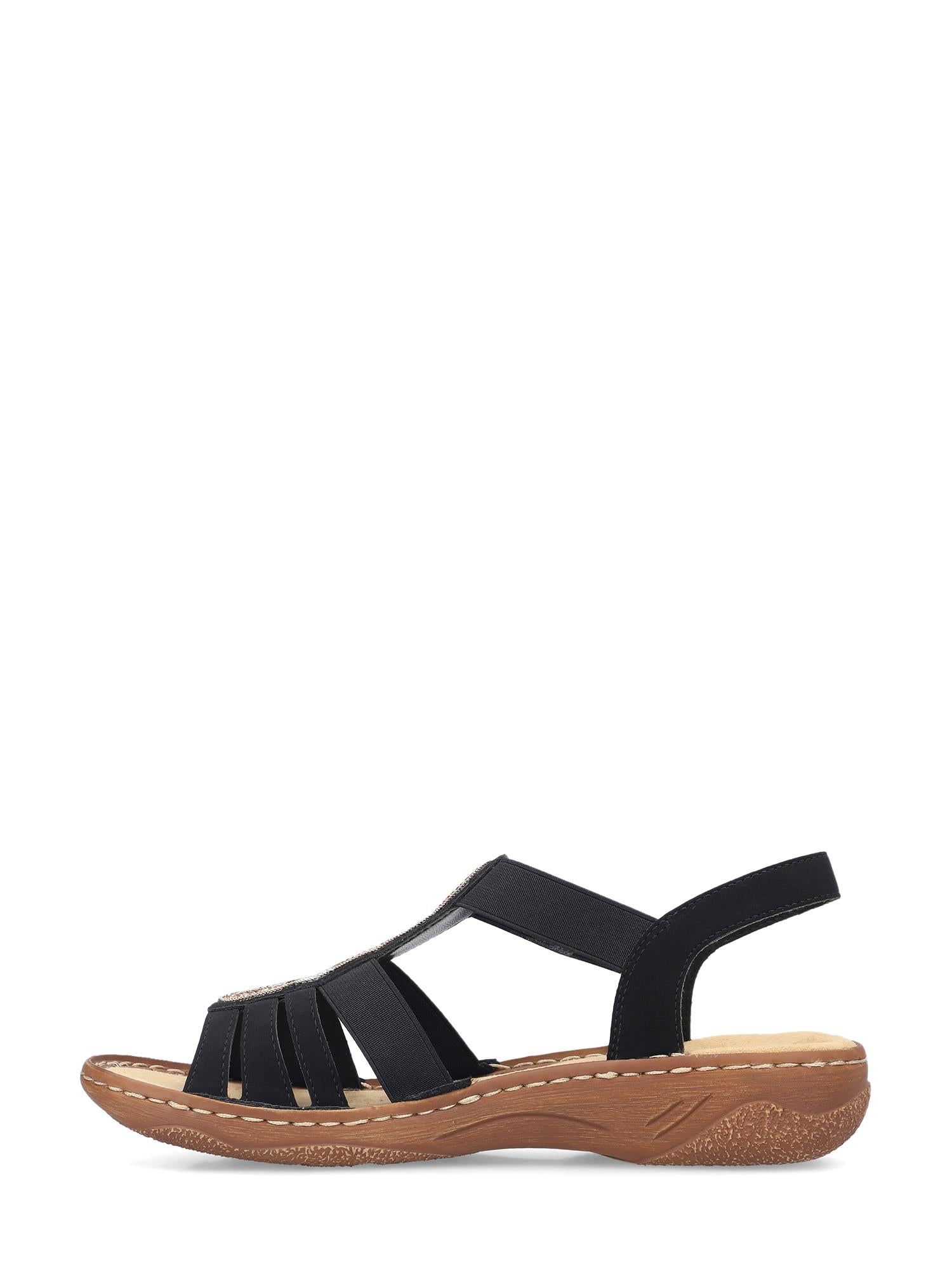 03344 Rieker Leona Sandal fra Rieker Comfort & Style er en svart sandal med stropper, solbrun, polstret såle, lav kilehæl, åpen tå og elastisk ankelrem - perfekt for deg som ønsker en liten passform.