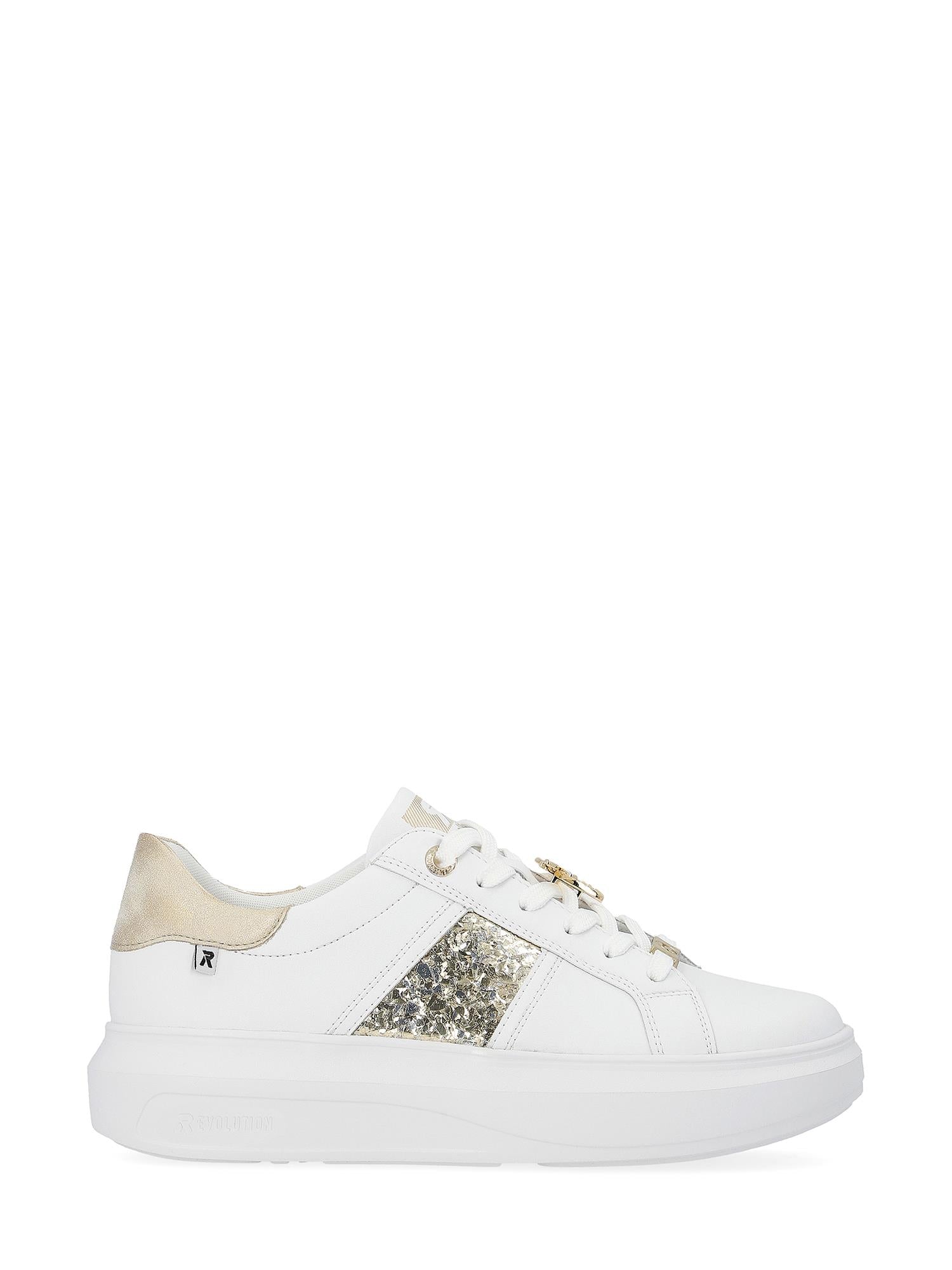 Rieker Sport 07609 Dragonfly Leather Sneaker har hvitt glatt skinn, en tykk såle, gullglitterdetaljer på siden, gulldetaljer på pløsen og hælen, og hvite lisser for et sporty, men stilig utseende. Vist fra siden mot en hvit bakgrunn.
