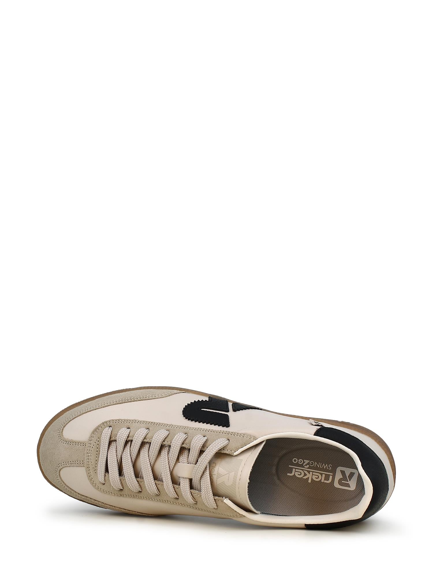 03767 Rieker San Diego Leather Sneaker Beige fra Rieker Comfort & Style har kremfargede lisser, lysebrune detaljer i semsket skinn, en svart hælflik og Rieker SWING 20-merkevare på innersålen. Vist ovenfra og ned på en hvit bakgrunn.