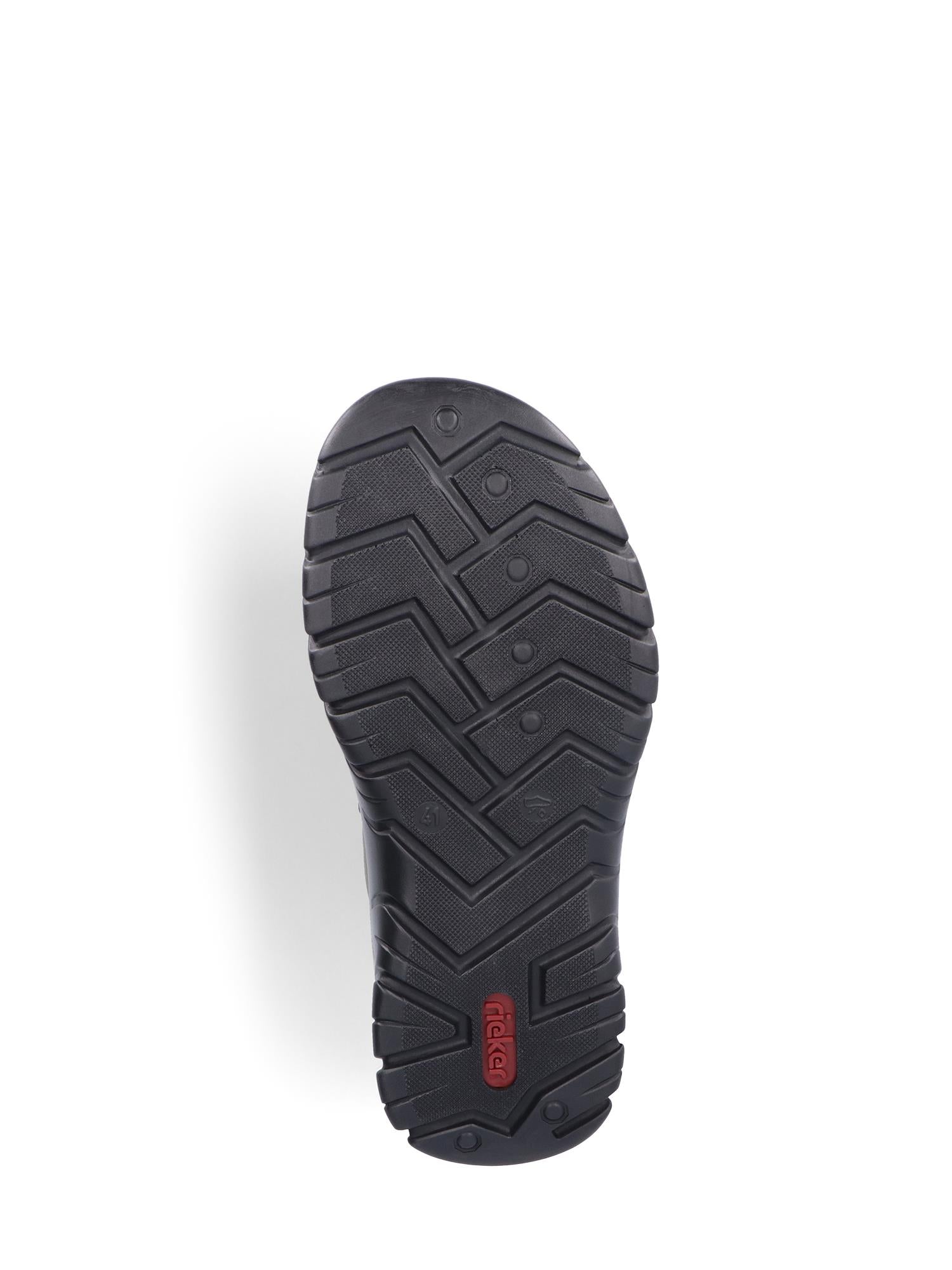Svart skosåle med chevron- og sekskantprofil og en rød etikett ved hælen - perfekt til å matche med 02935 Rieker Trailstep Herresandal fra Rieker Comfort & Style. Vist på en hvit bakgrunn.