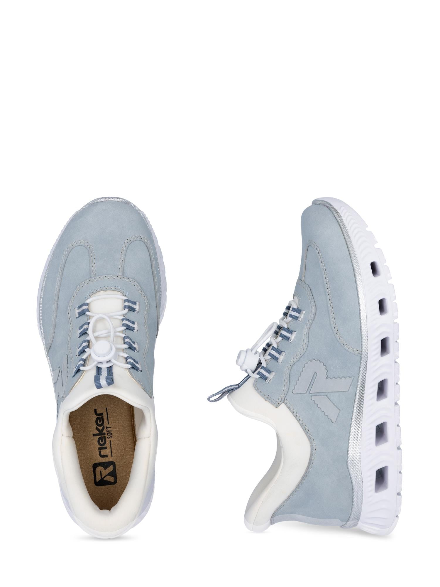 Et par lyseblå Rieker Sport 03278 Ready2GO Slip-On Sneakers med hvit såle og elastiske knebler, vist ovenfra og fra siden på hvit bakgrunn. Rieker-merket er synlig på innersålen, noe som fremhever disse komfortable joggeskoene.