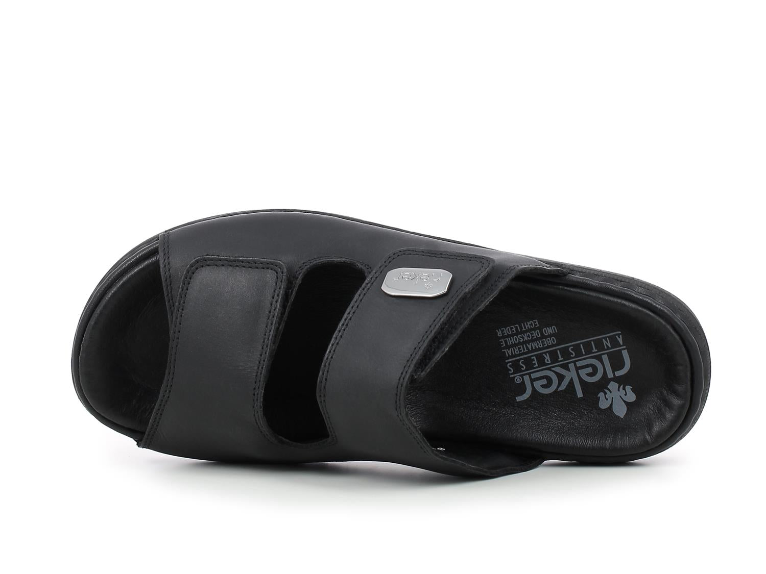 04438 Rieker Slenters fra Rieker Comfort & Style er en svart herresandal med åpen tå, to brede stropper, en metallisk aksent på den øvre stroppen og Rieker Antistress-logoen på innersålen.