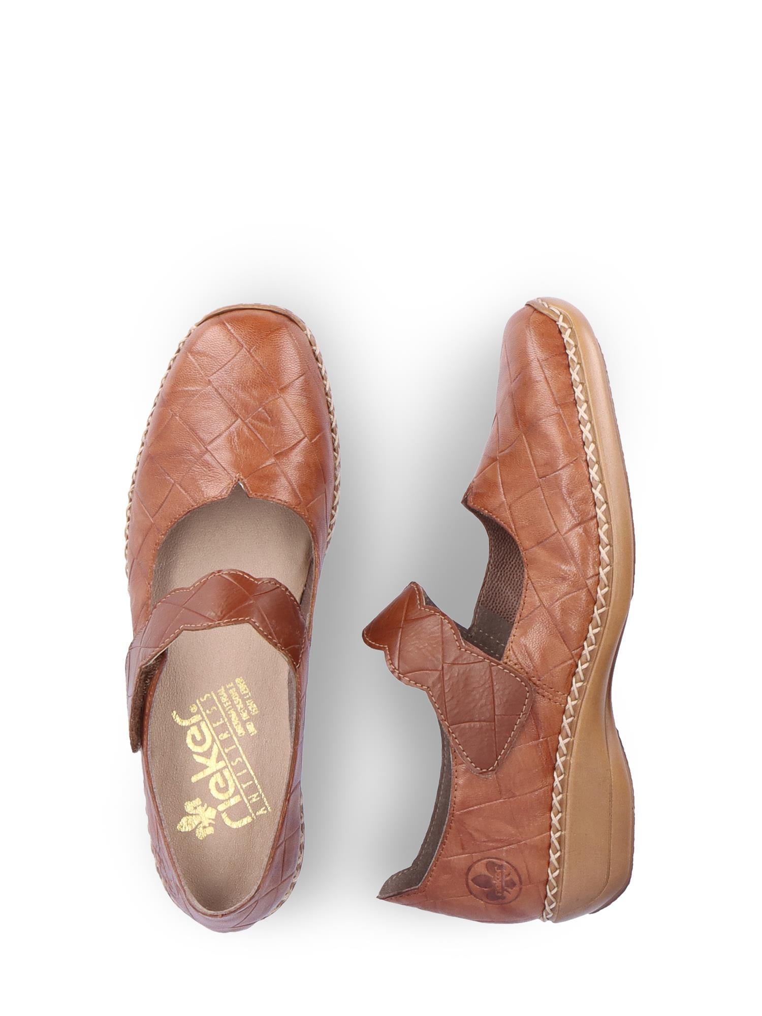 Et par brune 06799 Rieker Leather Shoes fra Rieker Comfort & Style med skinn av høy kvalitet, teksturerte sømmer, borrelåsstropper og en beige, polstret såle; en sko står oppreist og en er vippet for å vise logoen og gulldetaljer på innersålen.