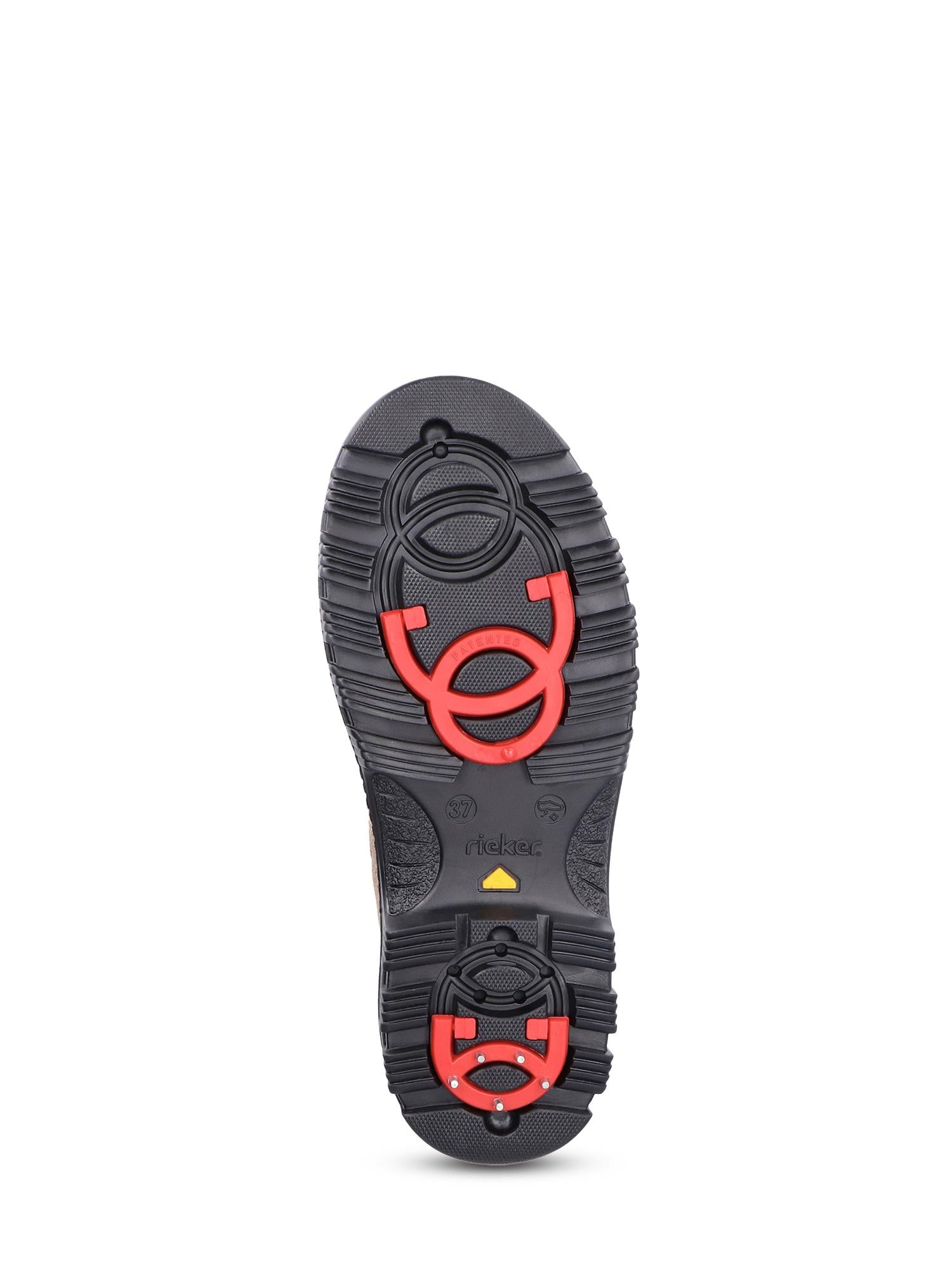 Bildet viser den svarte gummisålen på en 05039 Rieker Leather Tex Varmfôret med brodder-støvel fra Rieker Comfort & Style, med strukturerte slitebaner, to røde gripesirkler (hæl og tå) og "rieker" preget i midten.