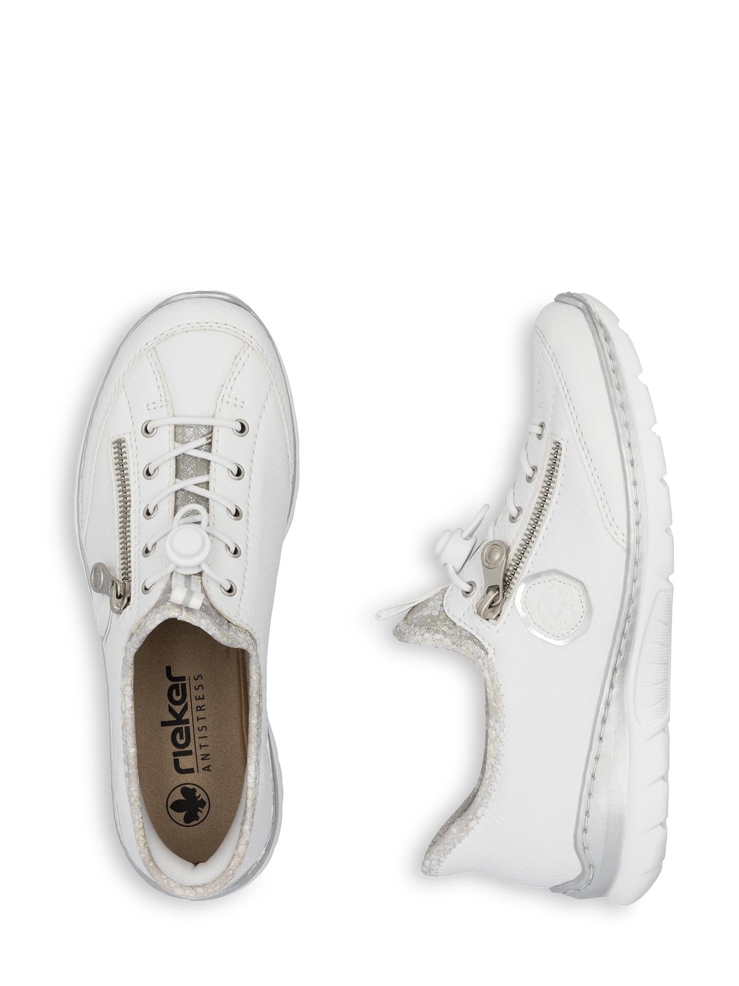 To Rieker Comfort & Style 03150 EasyMove Slip-on White damesko er vist på hvit bakgrunn - den ene viser overdelen med lisser og glidelås på siden, mens den andre viser den ytre profilen, sømmene og den fleksible IM-EVA-sålen.