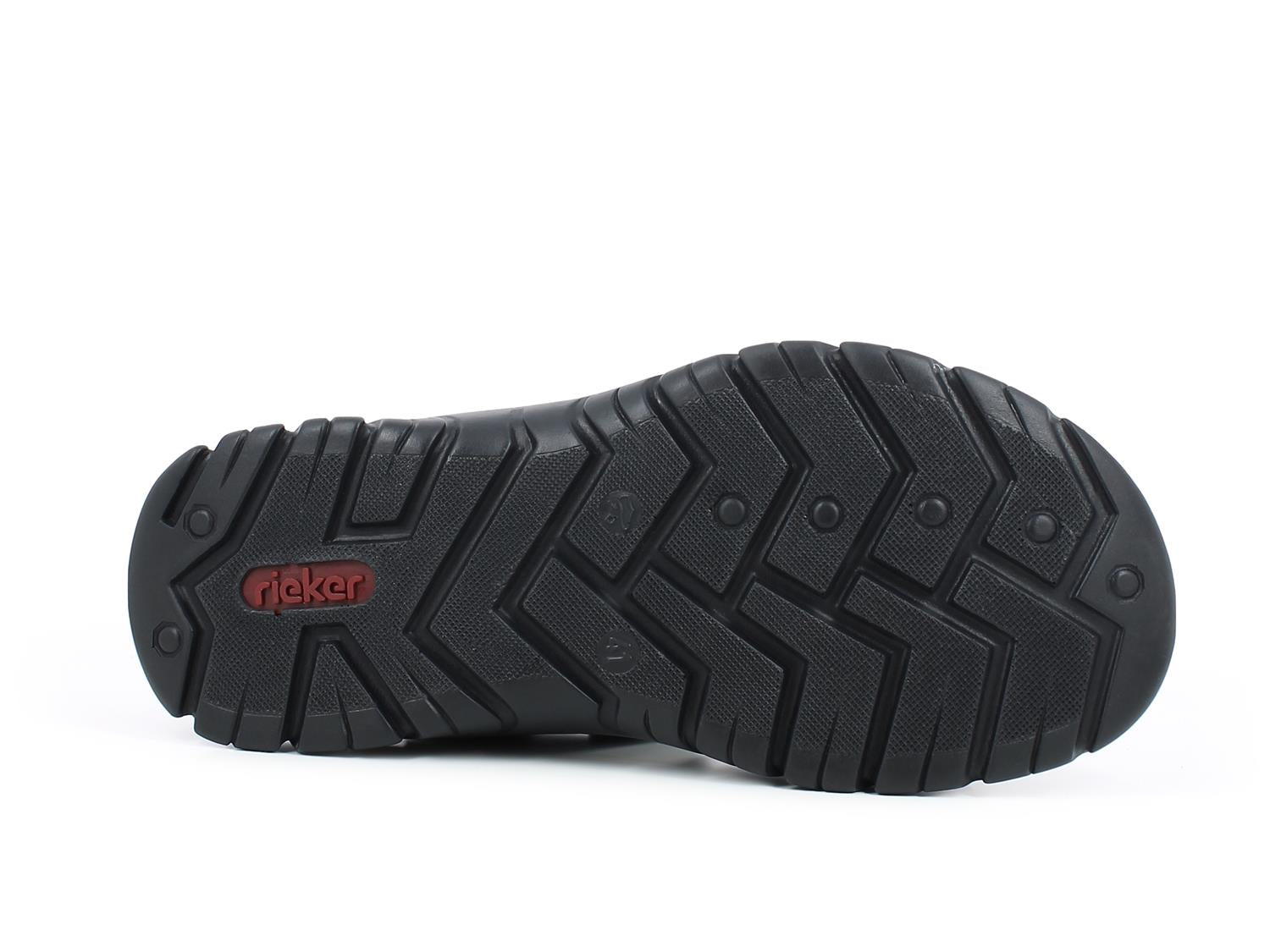 08808 Rieker Eland Leather Sandal fra Rieker Comfort & Style har en svart gummisåle med dype, flerrettede mønster for grep, sikksakk og sirkulære grep, en rød Rieker-logo og er fotografert på en hvit bakgrunn.