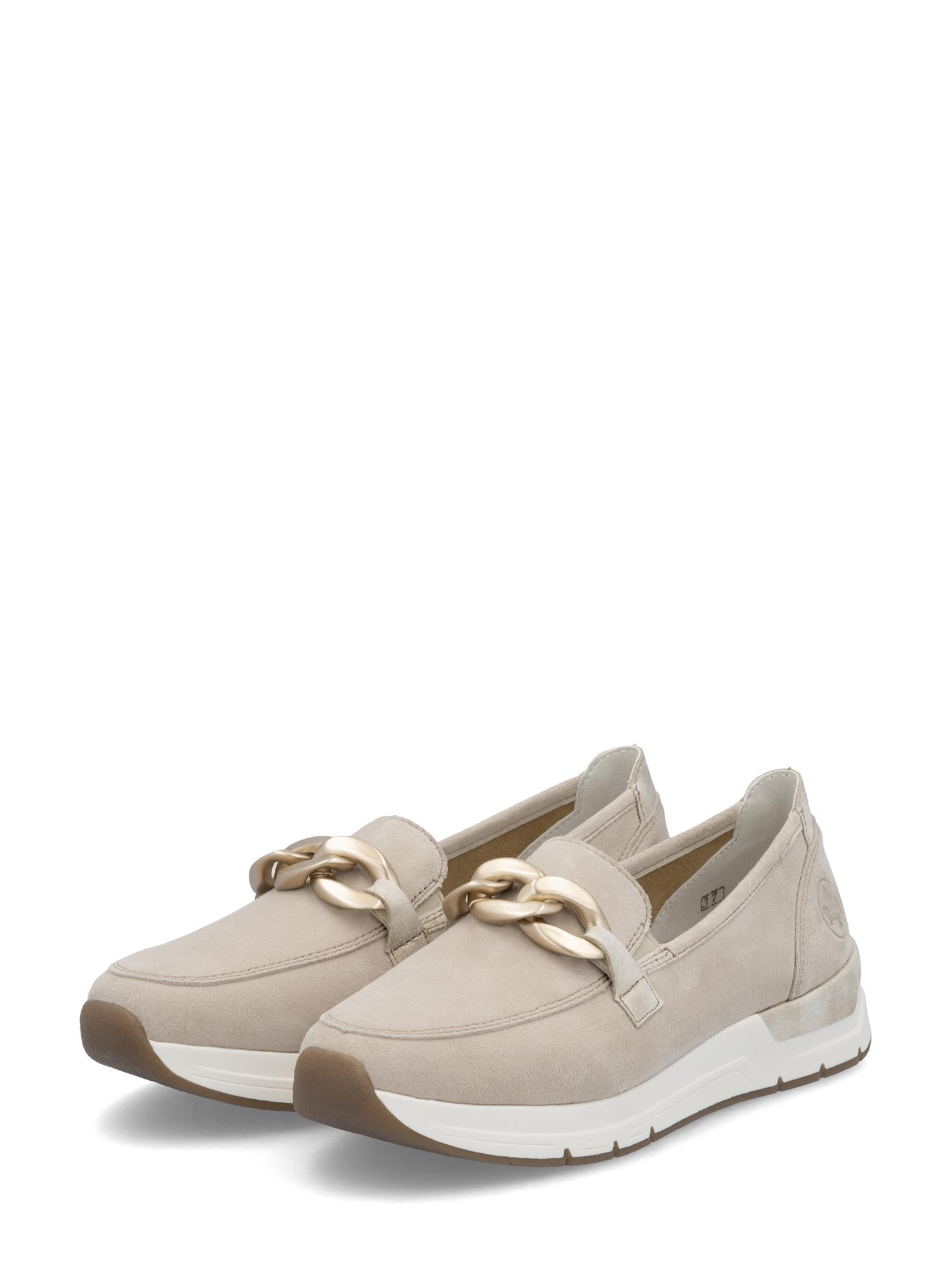 02961 Rieker Soft Elegance Beige Leather loafers fra Rieker Comfort & Style har hvite såler og tykke gullkjeder, og tilbyr tidløs stil med komfort komfort sko komfort, vist på en hvit bakgrunn.