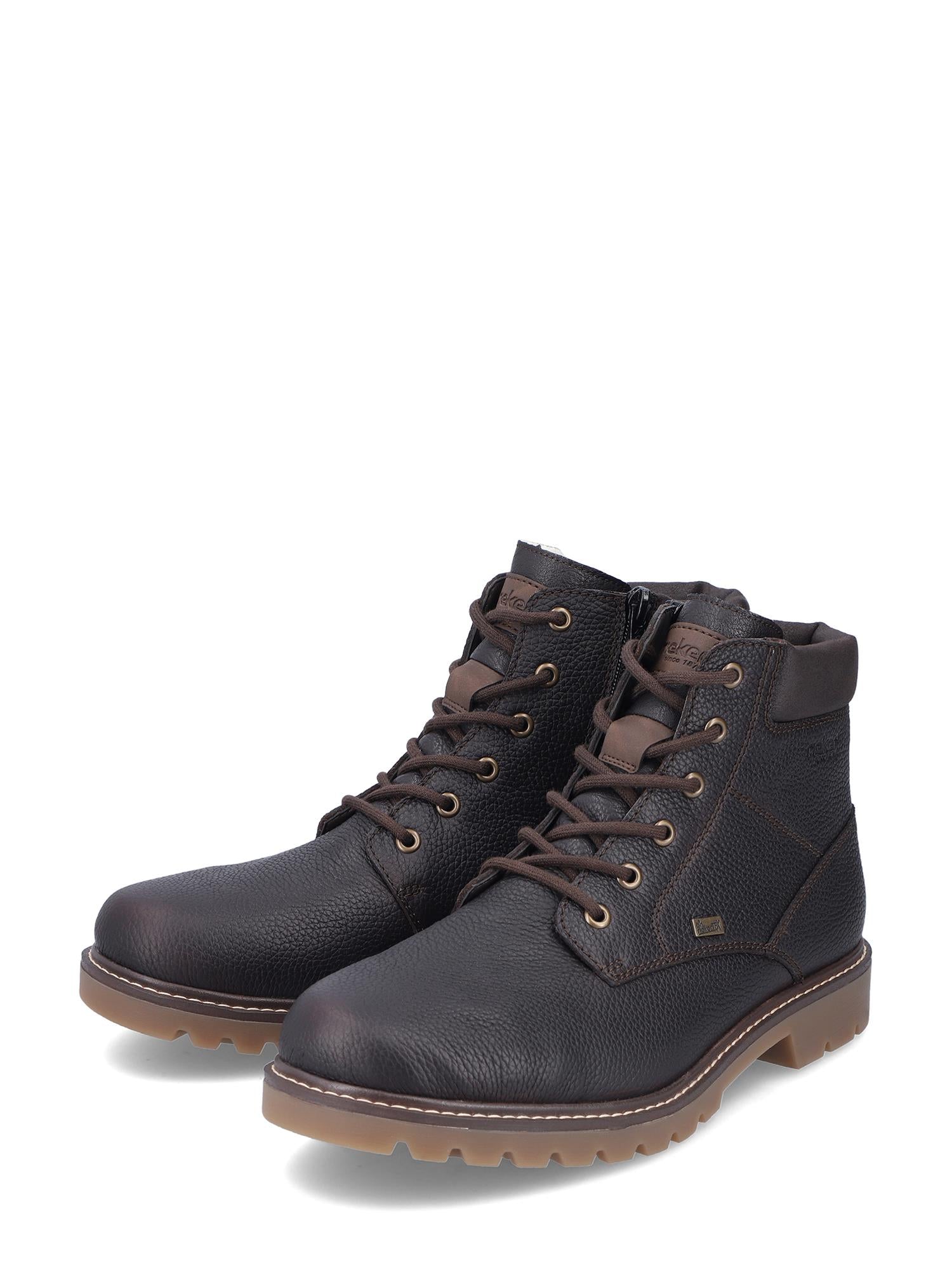 04402 Rieker Brun Rieker-Tex Varmfôret Boot fra Rieker Comfort & Style er en mørkebrun snørestøvel i skinn med robuste såler, metalløyer og glidelås på siden, designet som vanntett damesko på en ensfarget hvit bakgrunn.