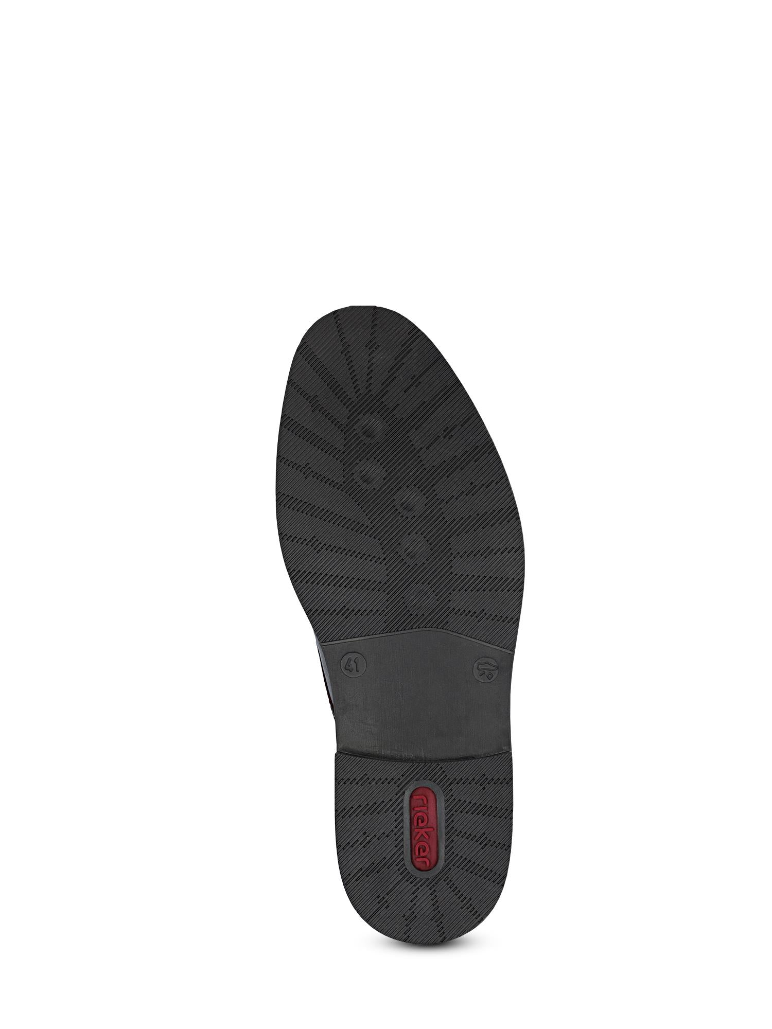 Den svarte gummisålen på Rieker 04222 Sorrento Dressko er vist nedenfra, med strukturert grep, sirkulære fordypninger og et rødt rektangulært Rieker Antistress-innlegg med opphøyd tekst nær hælen.