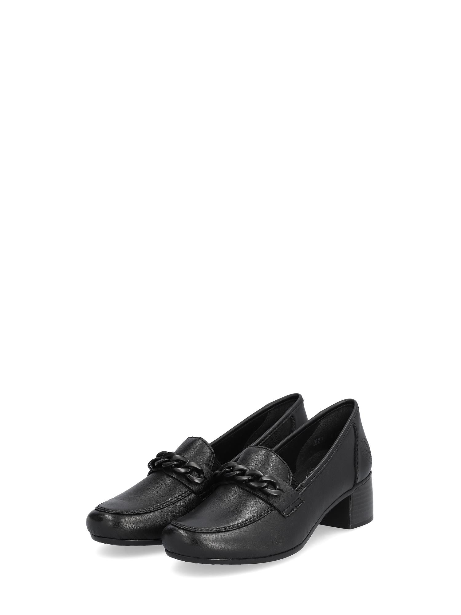 07640 Rieker Midnight Leather Loafer fra Rieker Comfort & Style har svart glatt skinn, lave blokkhæler, en støtdempende såle og en dekorativ svart kjede foran, vist på en hvit bakgrunn.