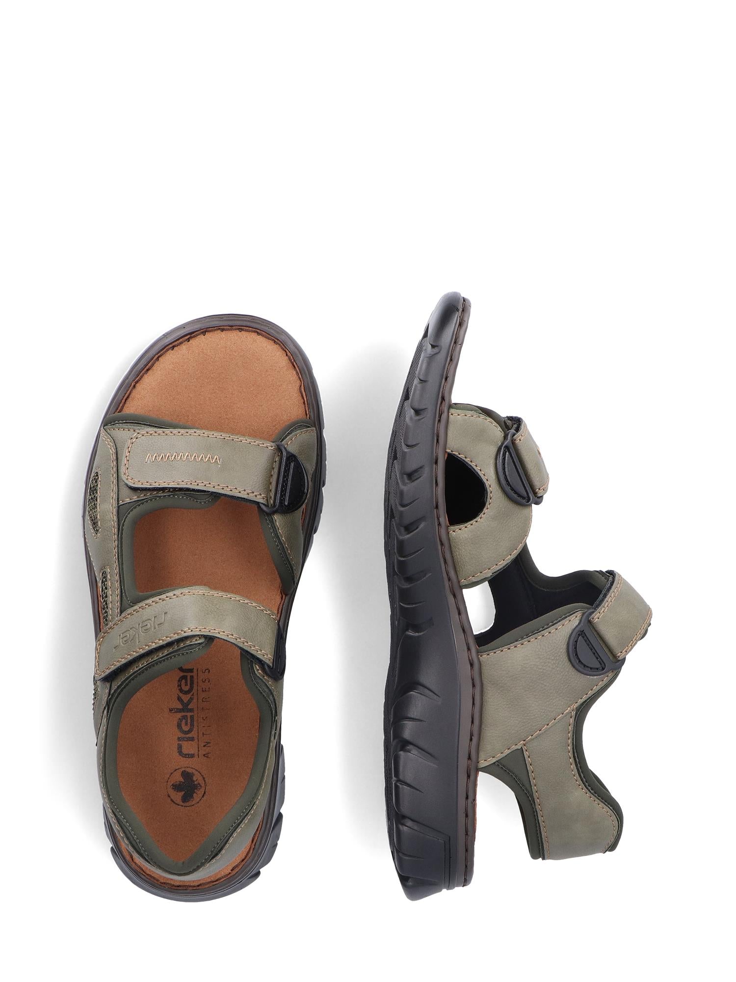Et par 02935 Rieker Trailstep Herresandal fra Rieker Comfort & Style i olivengrønn og brun, med justerbare borrelåsstropper og tykke, svarte såler, vist ovenfra og fra siden på hvit bakgrunn.