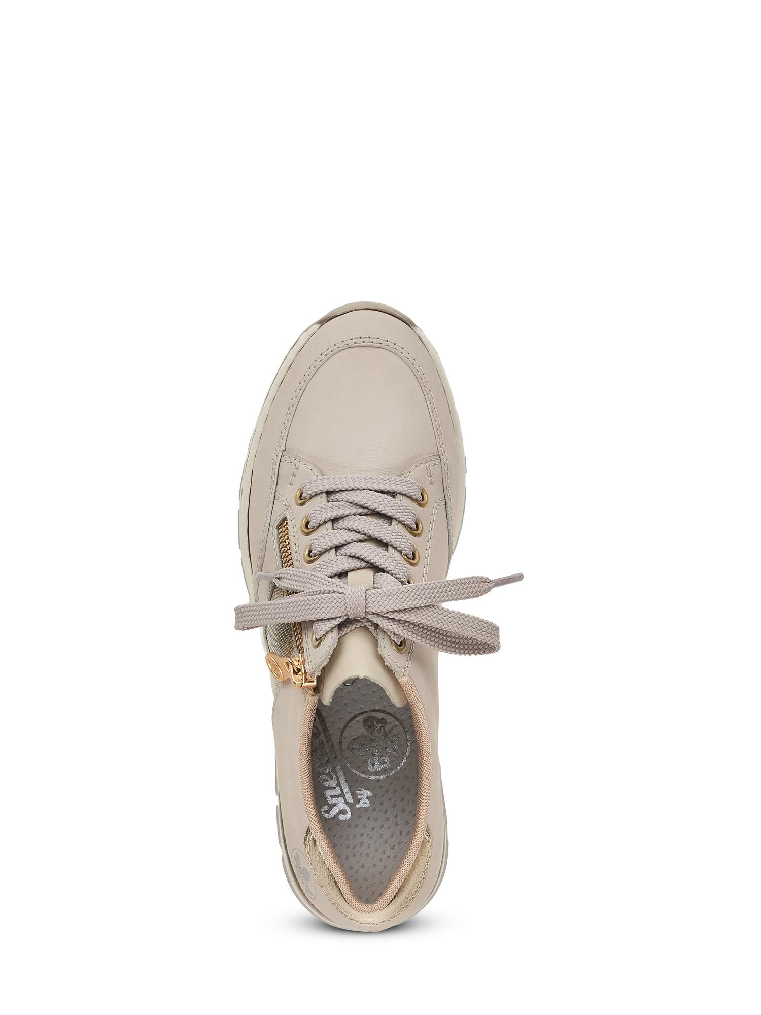 Toppvisning av 06829 Rieker Golden Beige Sneaker fra Rieker Comfort & Style, med beige overdel, lysegrå lisser, gullfargede maljer og perforert innersåle for ekstra komfort og designdetaljer.