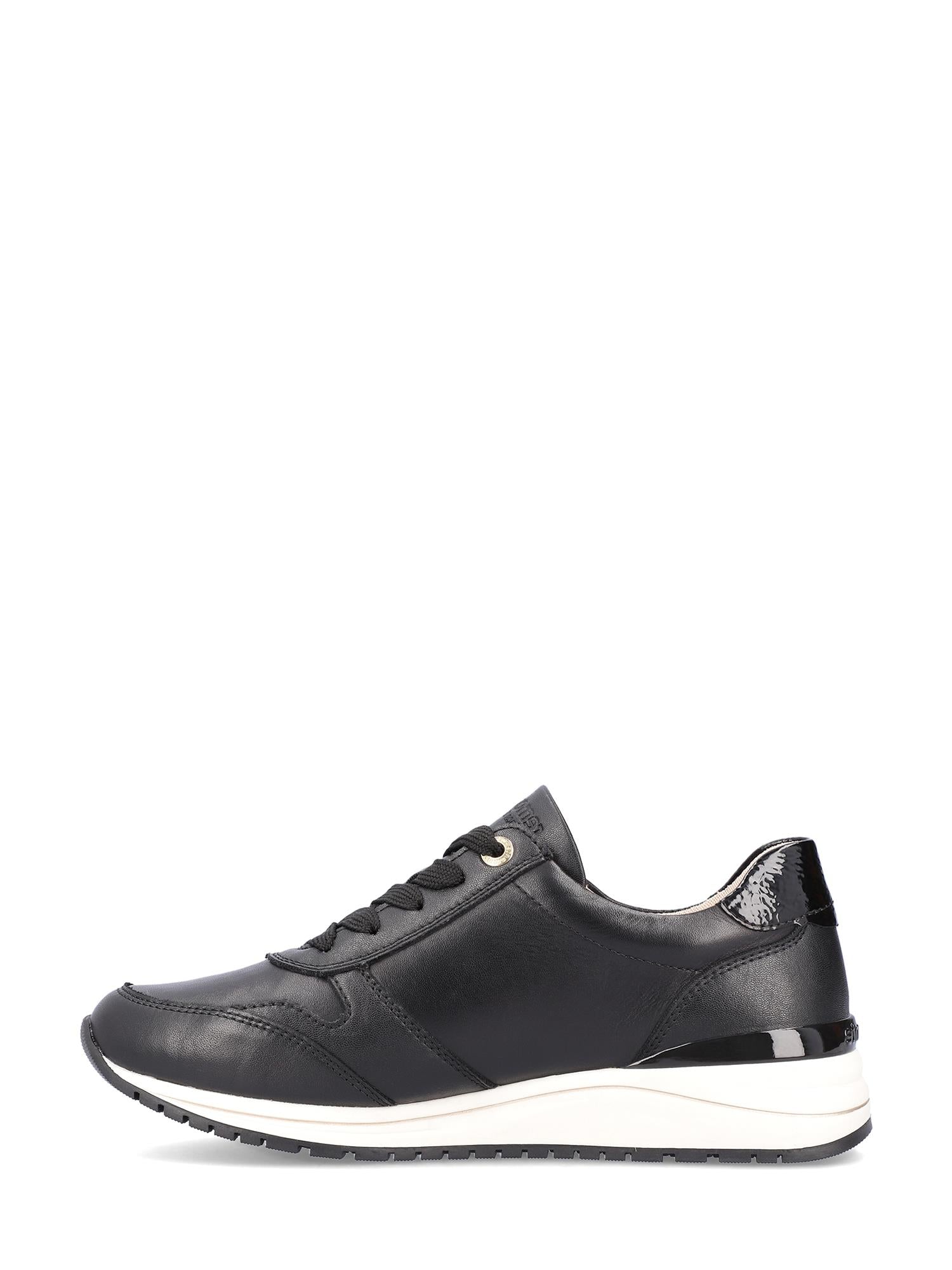 06807 Remonte Noir Nappa fra Remonte er en svart lav sneaker med svarte lisser, en fleksibel hvit og svart såle og blanke hældetaljer, vist i sideprofil mot en vanlig hvit bakgrunn.