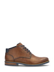 04760 Rieker Classic Leather Boot Brown fra Rieker Comfort & Style er en snørestøvel for menn med mørkeblå detaljer, lav hæl og detaljerte sømmer - perfekt for stilig komfort. Vises på en hvit bakgrunn.