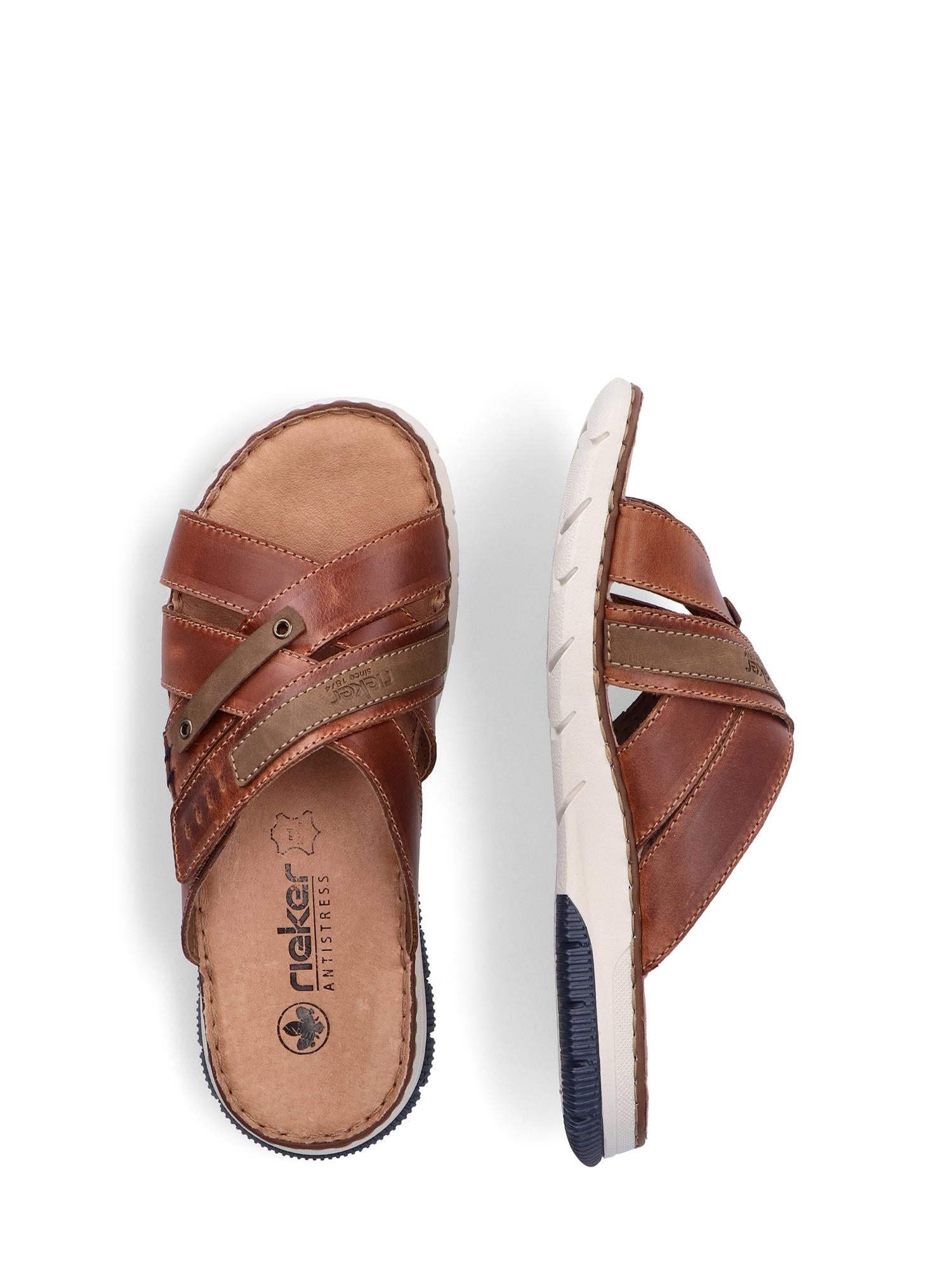 02926 Rieker Terra Stride Sandal fra Rieker Comfort & Style er en slip-on i brunt skinn med kryssreimer, beige detaljer, synlige kantsømmer og dempede såler for ekstra komfort. Vist ovenfra og fra siden.