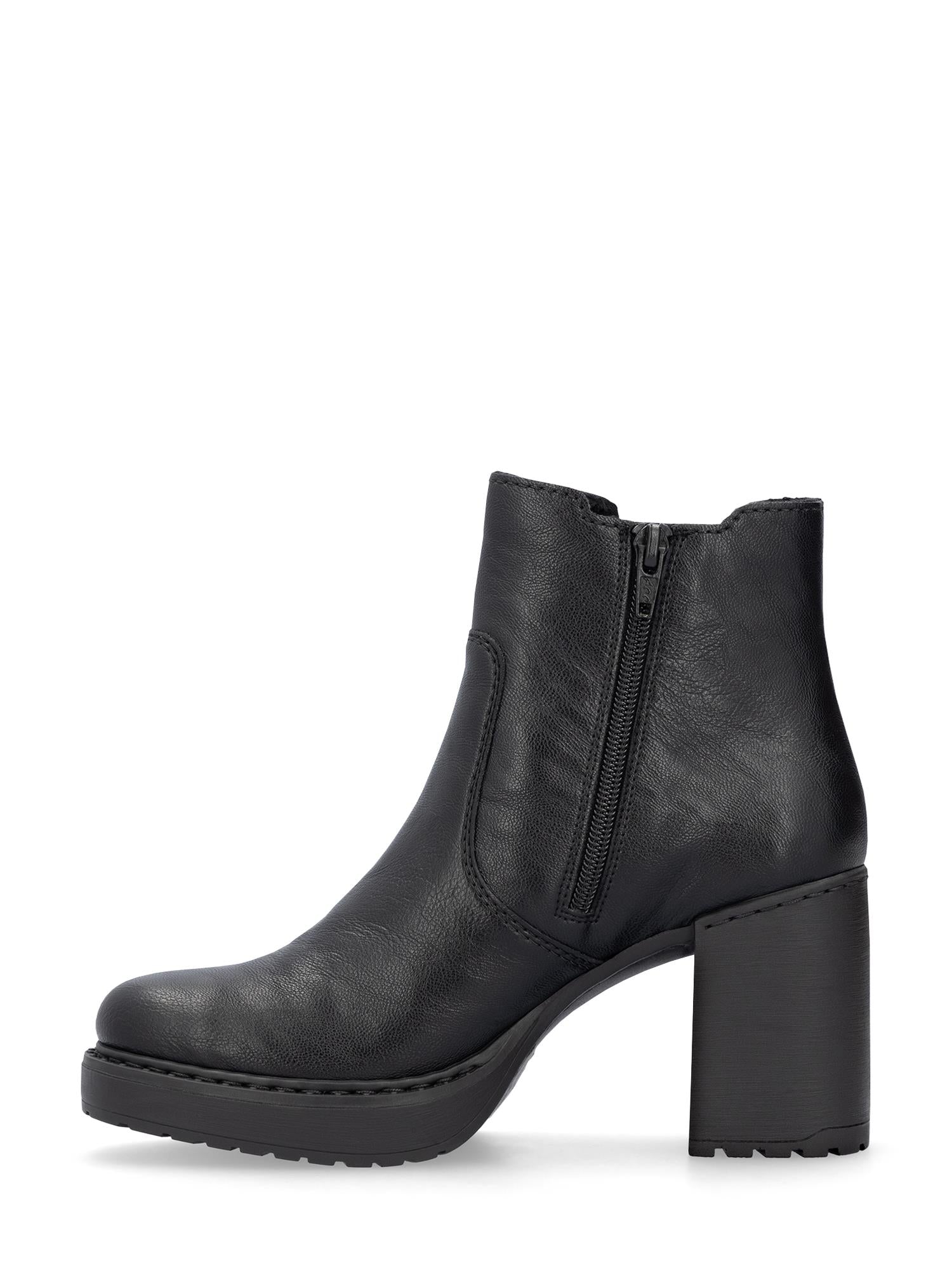 04742 Rieker Heeled booties fra Rieker Comfort & Style er svarte ankelstøvler i skinn med høy hæl, rund tå og glidelås på siden, vist i venstre sideprofil på en hvit bakgrunn for optimal komfort.