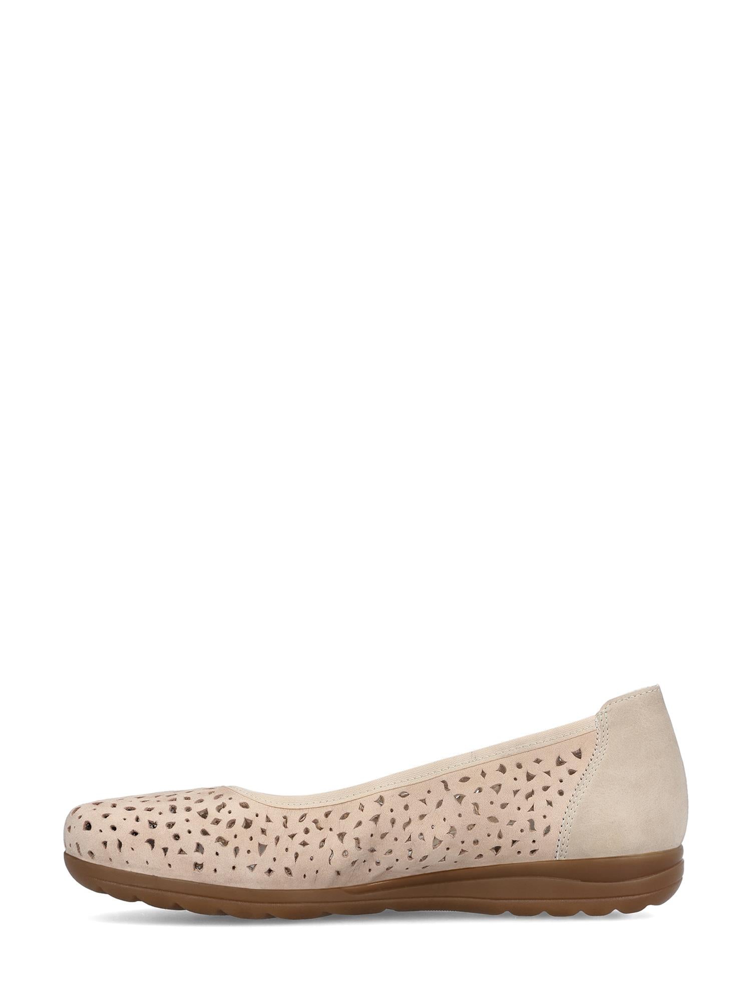 08053 Rieker Ginger Air Ballerinas fra Rieker Comfort & Style er beige, flate sko i ekte skinn med avrundet tå, brun såle, elegant perforering og små utskjæringer. De har en sklisikker gummisåle for komfort og sikkerhet.