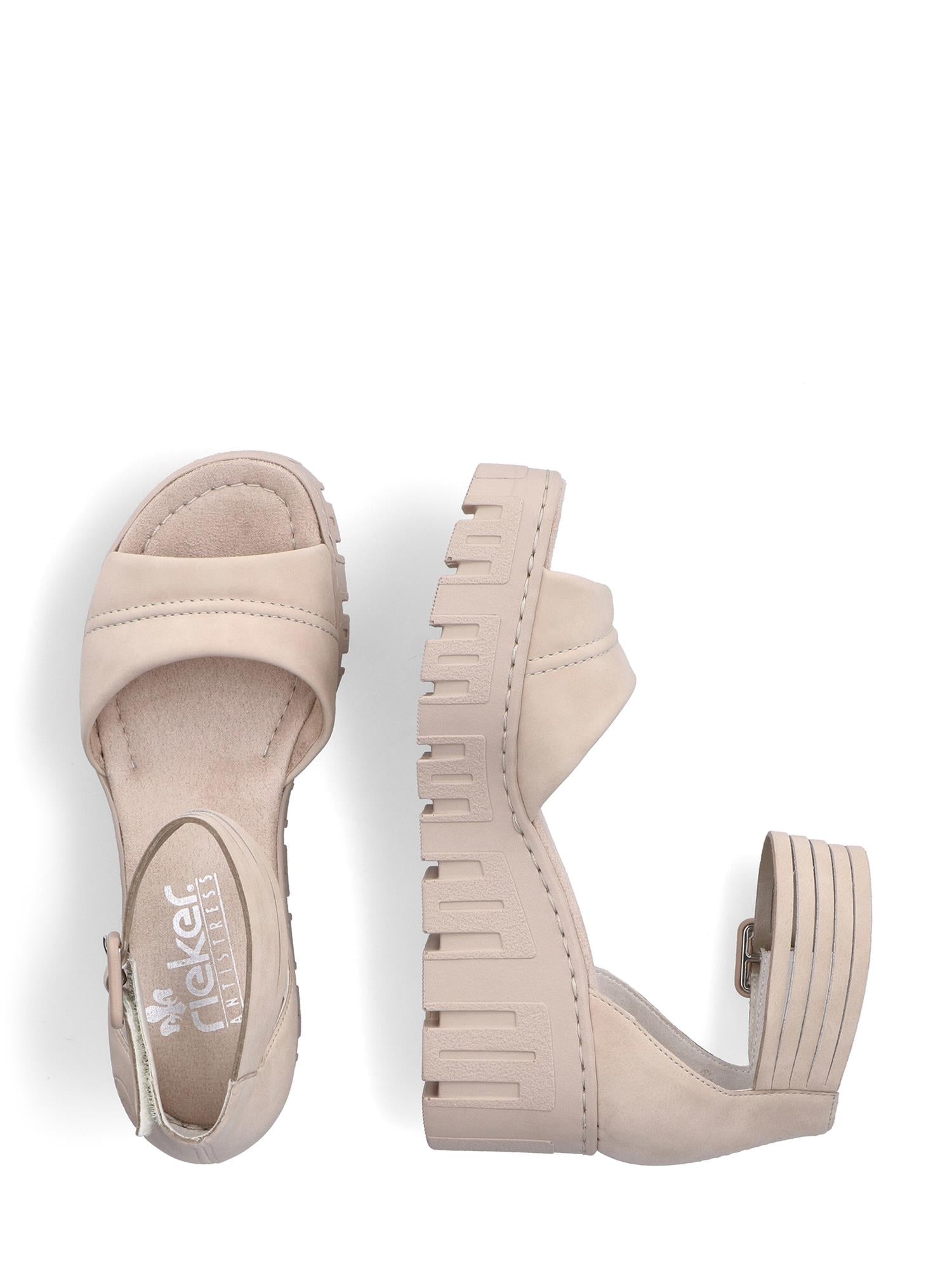 07502 Rieker Sandy Kilesandal fra Rieker Comfort & Style har en sandbeige plattform, tykke teksturerte såler, en chunky hæl, ankelrem og synlig logo for optimal komfort. Den ene sandalen er avbildet ovenfra; den andre viser hælens utforming.