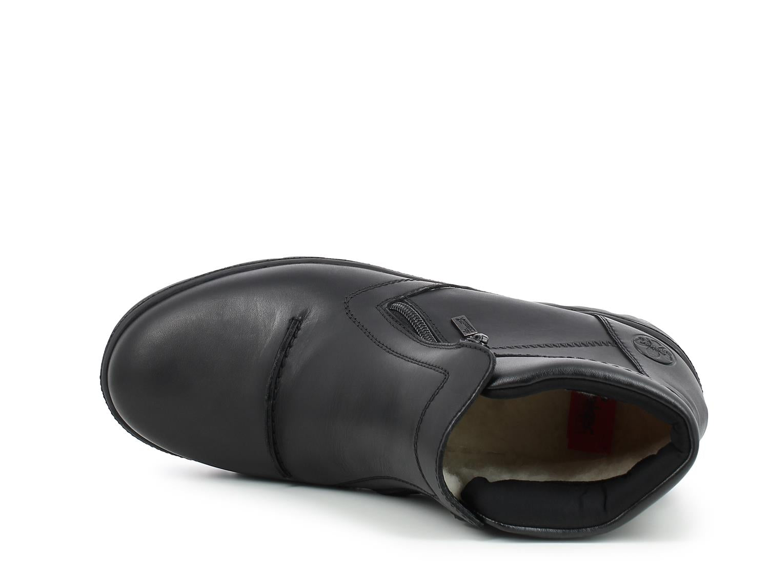 03022 Rieker Varmfòret med Brodder fra Rieker Comfort & Style er en svart slip-on vinterstøvel i skinn med synlige sømmer, glidelås på siden og mykt lammefôr, vist ovenfra mot en hvit bakgrunn.