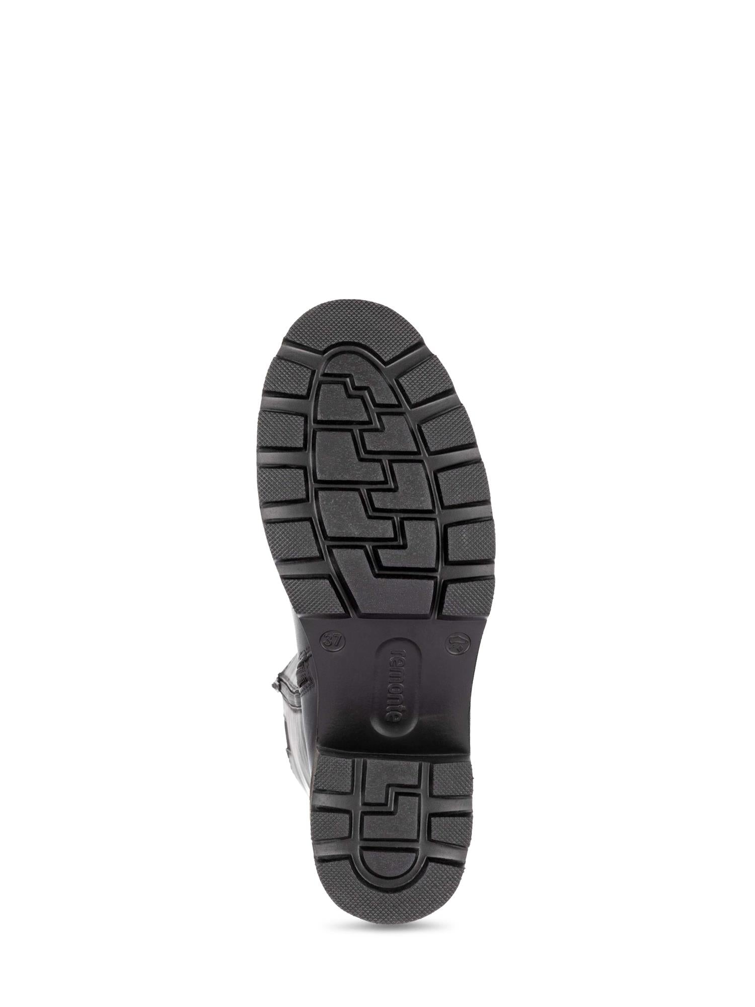 Bildet viser undersiden av den svarte Remonte 04779 Wide ullfôret skinnstøvel med en robust, strukturert gummisåle og mønstret slitebane for bedre grep.