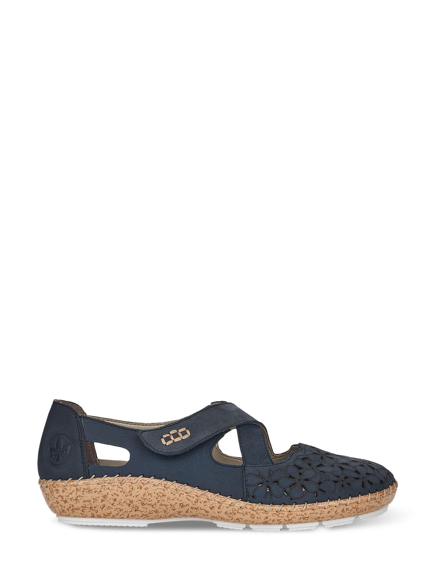 07653 Rieker Flower Sommersko fra Rieker Comfort & Style er en mørkblå slip-on i vevd skinn med utskjærte detaljer, borrelåsrem og en beige teksturert kilesåle.