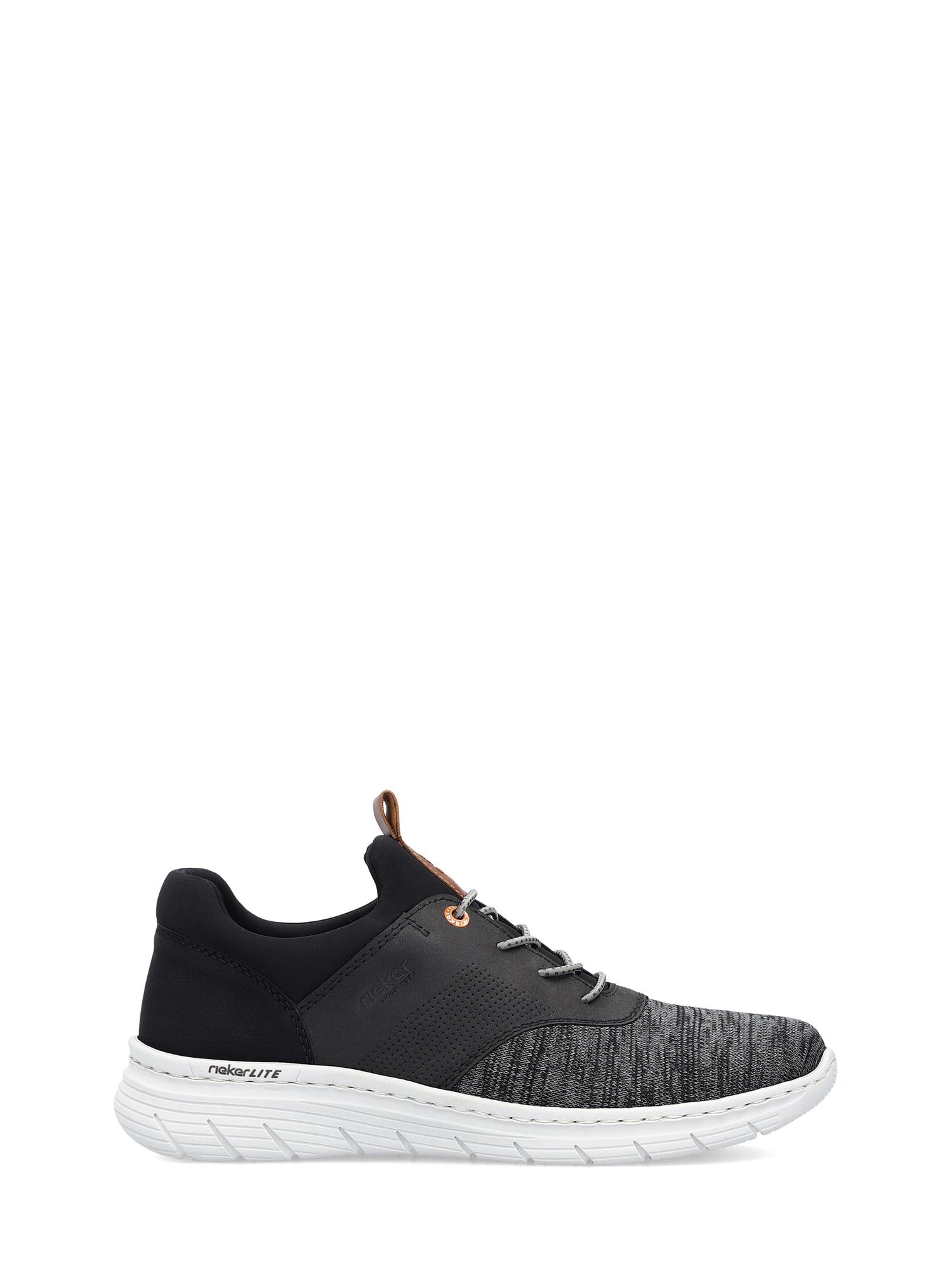 07528 Rieker Lightweight Slip-in Sneaker Black fra Rieker Comfort & Style har en støtdempende såle, hvit såle, grå lisser og en brun trekkflik på pløsen, vist i sideprofil mot en vanlig hvit bakgrunn.