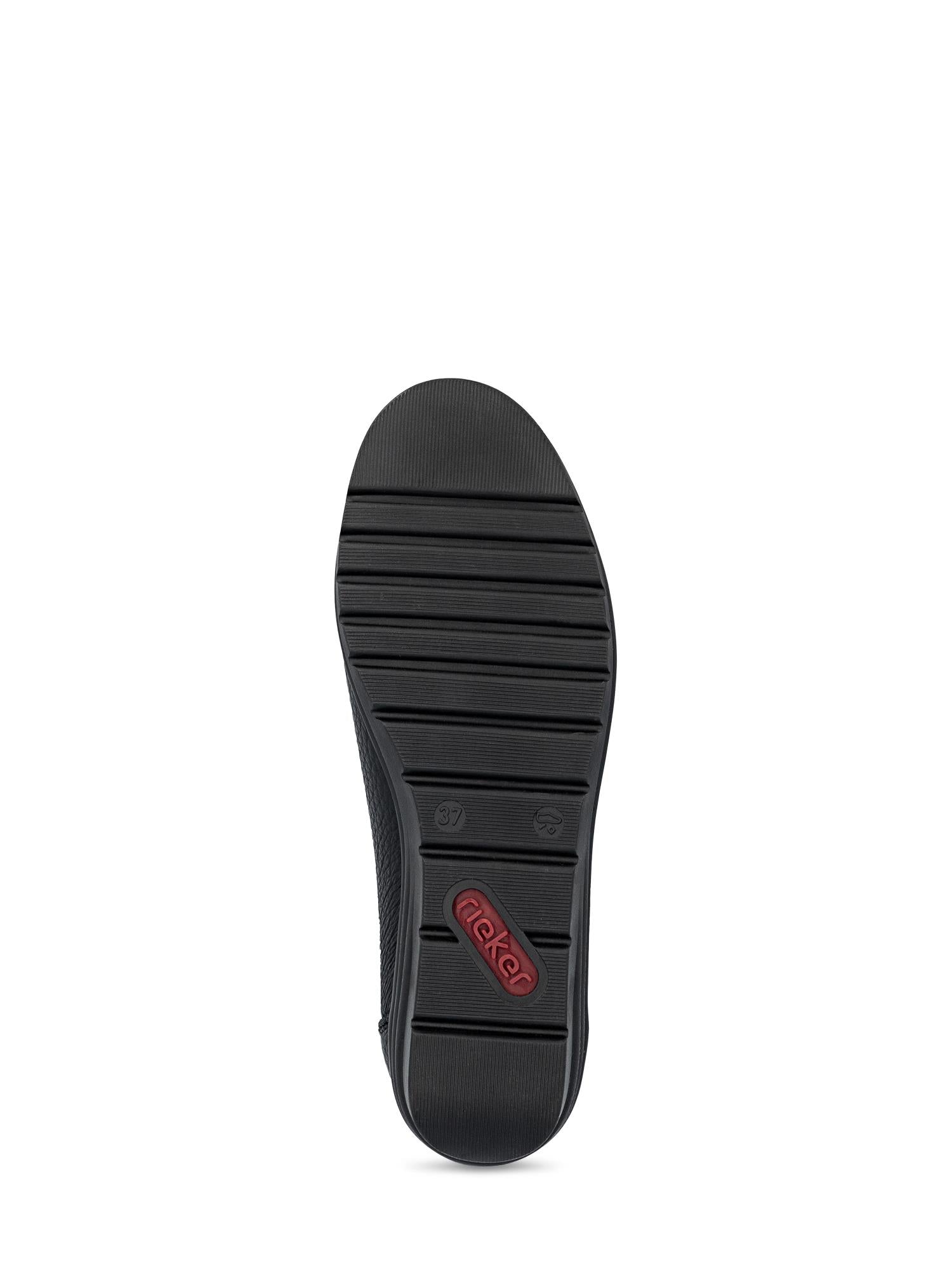 Bildet viser den nederste sålen på 04893 Rieker Liva Leather Ballerina fra Rieker Comfort & Style, med horisontale riller, en rød Rieker-logo nær midten og en bred passform. Bakgrunnen er helt hvit.