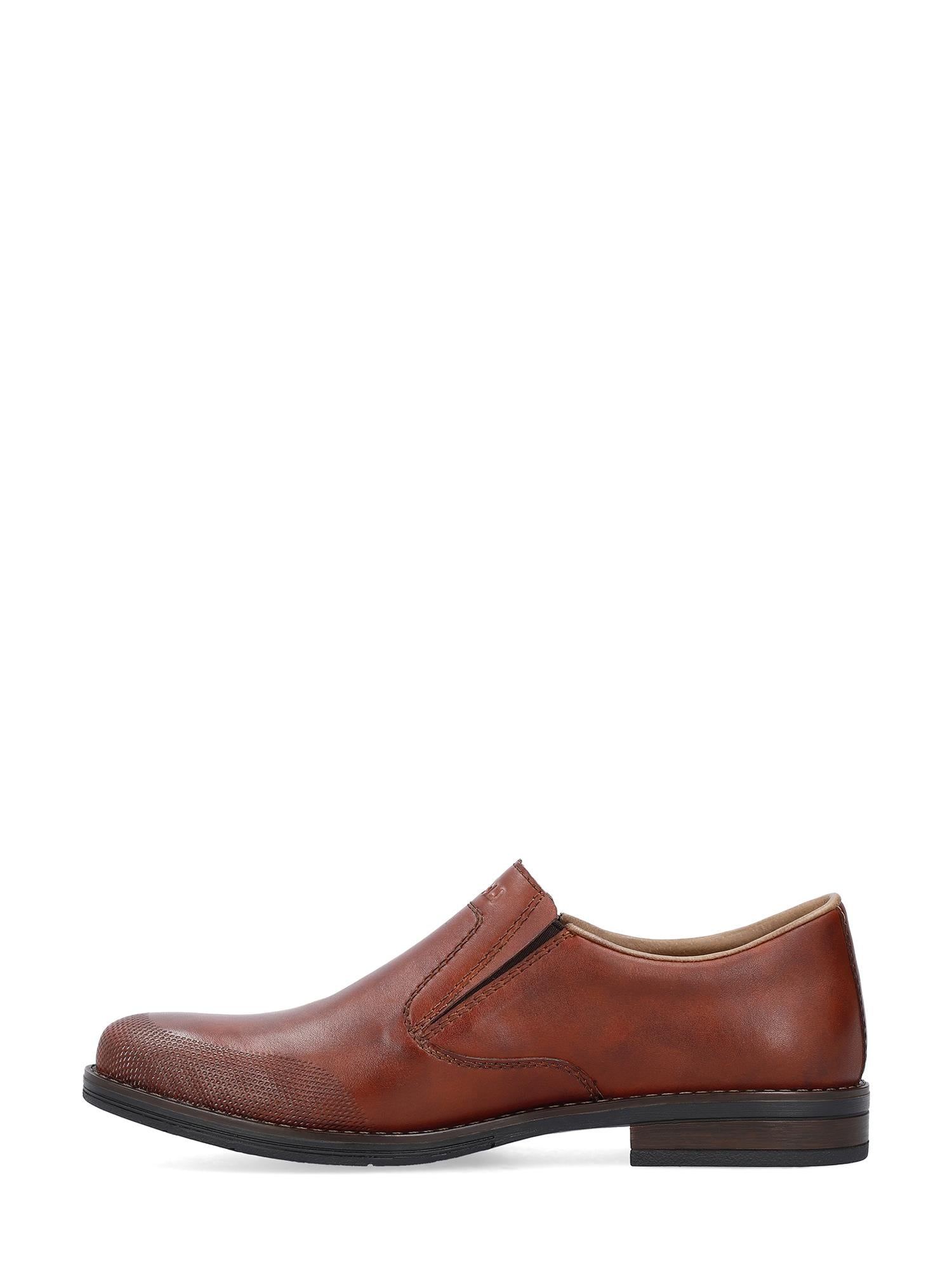 07526 Rieker Dortmund Leather Slip-on fra Rieker Comfort & Style er en brun glatt skinn-penselsko med teksturert tå og hæl, lav svart hæl, Komfortbredden G 1/2 og synlige sømmer, vist i profil mot hvit bakgrunn.