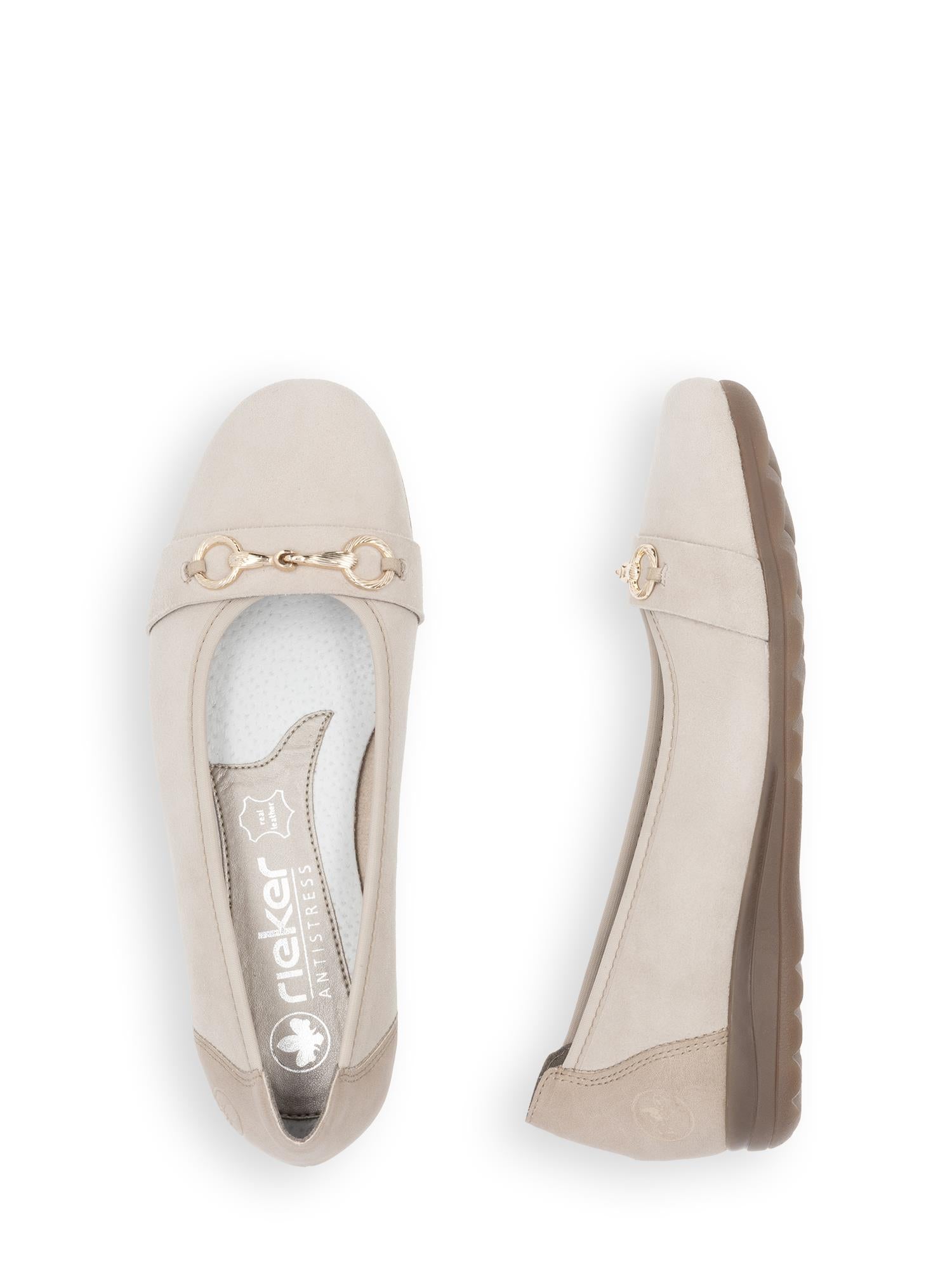 Rieker Comfort & Style 03206 SoftStep Ballerina Nude flate sko sett ovenfra og fra siden, med gullkjededetalj, polstrede innleggssåler for ekstra komfort, fleksibelt design, teksturerte brune yttersåler og synlig Rieker-logo på innleggssålen.