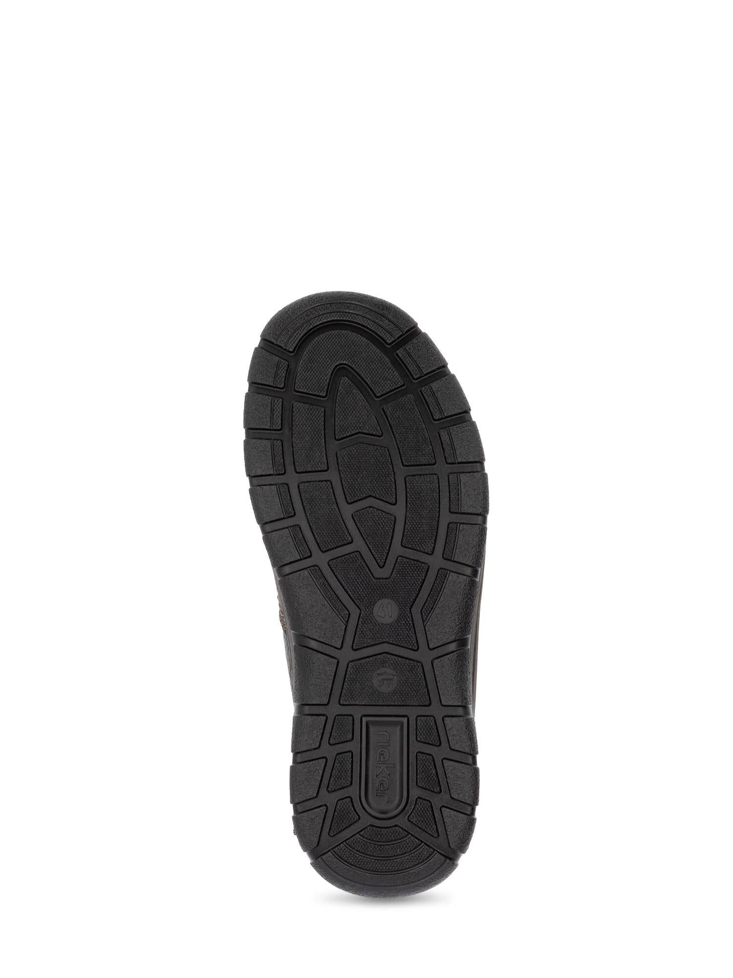 Bildet viser den svarte yttersålen i gummi på 04805 Rieker Vintersko med ullfôr fra Rieker Comfort & Style, som har en strukturert slitebane med riller og geometriske former for grep, mot en hvit bakgrunn.