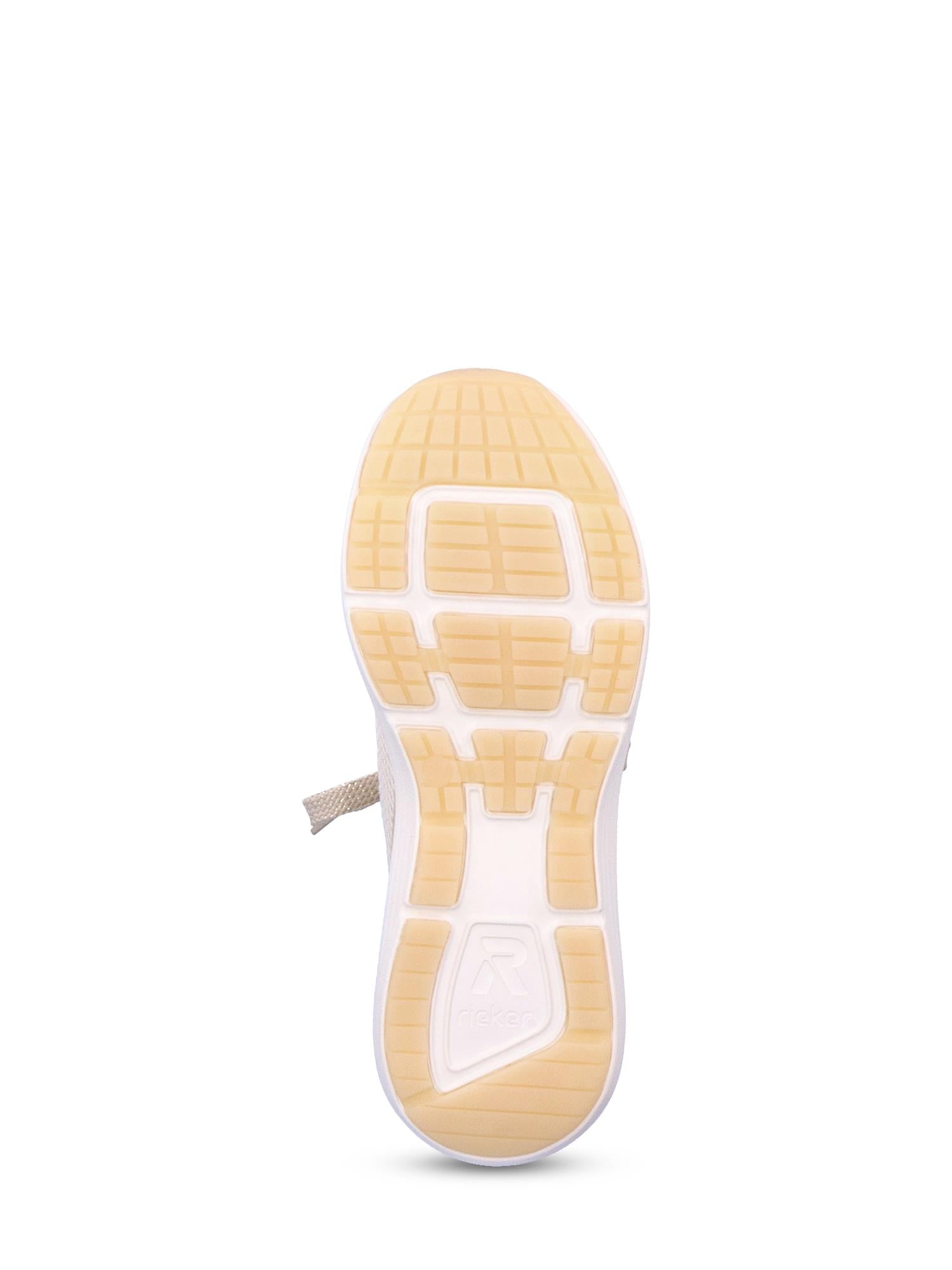 Sålen på den beige og hvite 06817 Rieker-Evolution Memory Comfort fra Rieker Sport har en rutenettmønstret, strukturert gummiprofil og en logo på hælen, forsterket med RevolutionSoft-komfort.