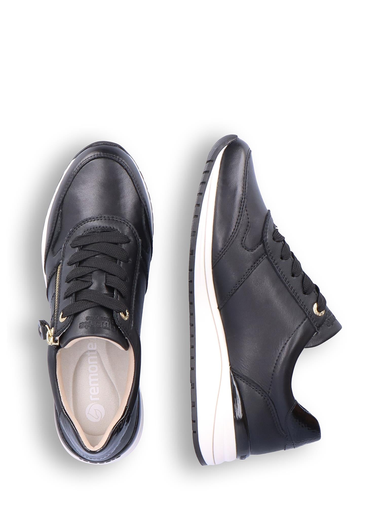 Et par Remonte 06807 Noir Nappa svarte skinnsneakers med hvite, fleksible såler. Den ene skoen viser lissene og innersålen ovenfra; den andre fremhever yttersålen og den elegante sideprofilen.