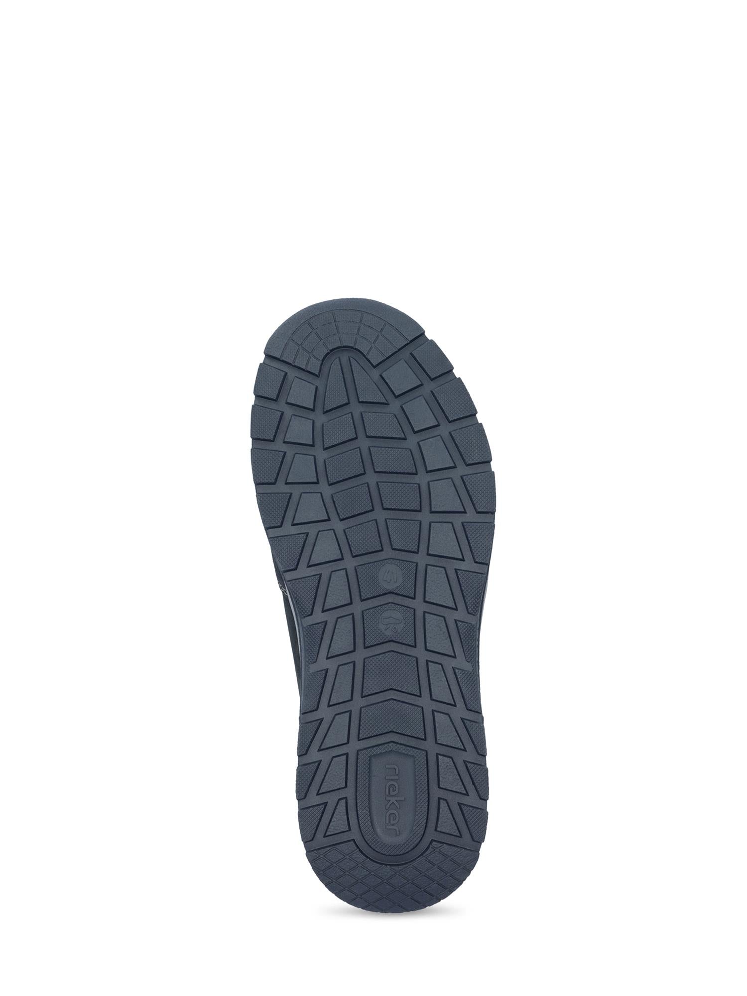 Bildet viser undersiden av en mørkeblå 04824 Rieker UltraFlex Sneaker-såle med strukturert gittermønster for bedre grep. "neka" vises nær hælen, noe som fremhever denne ekstra brede herresko fra Rieker Comfort & Style.