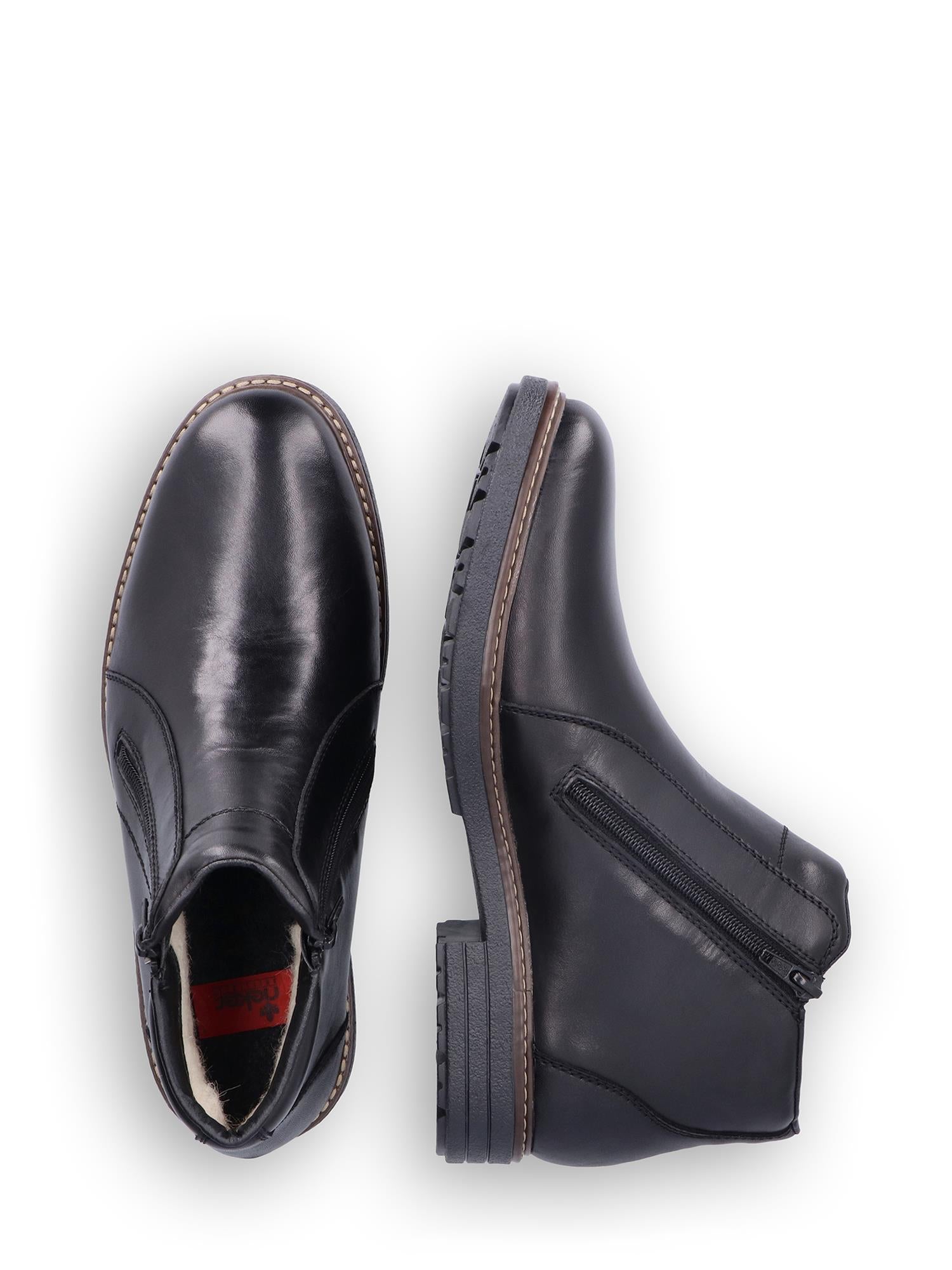 04369 Rieker Classic Vanntett Ullfôret-støvletten fra Rieker Comfort & Style er en svart ankelstøvlett i naturskinn med glidelåser i siden, brun kant, svart gummisåle med mønster og Rieker-TEX Antistress-komfort.