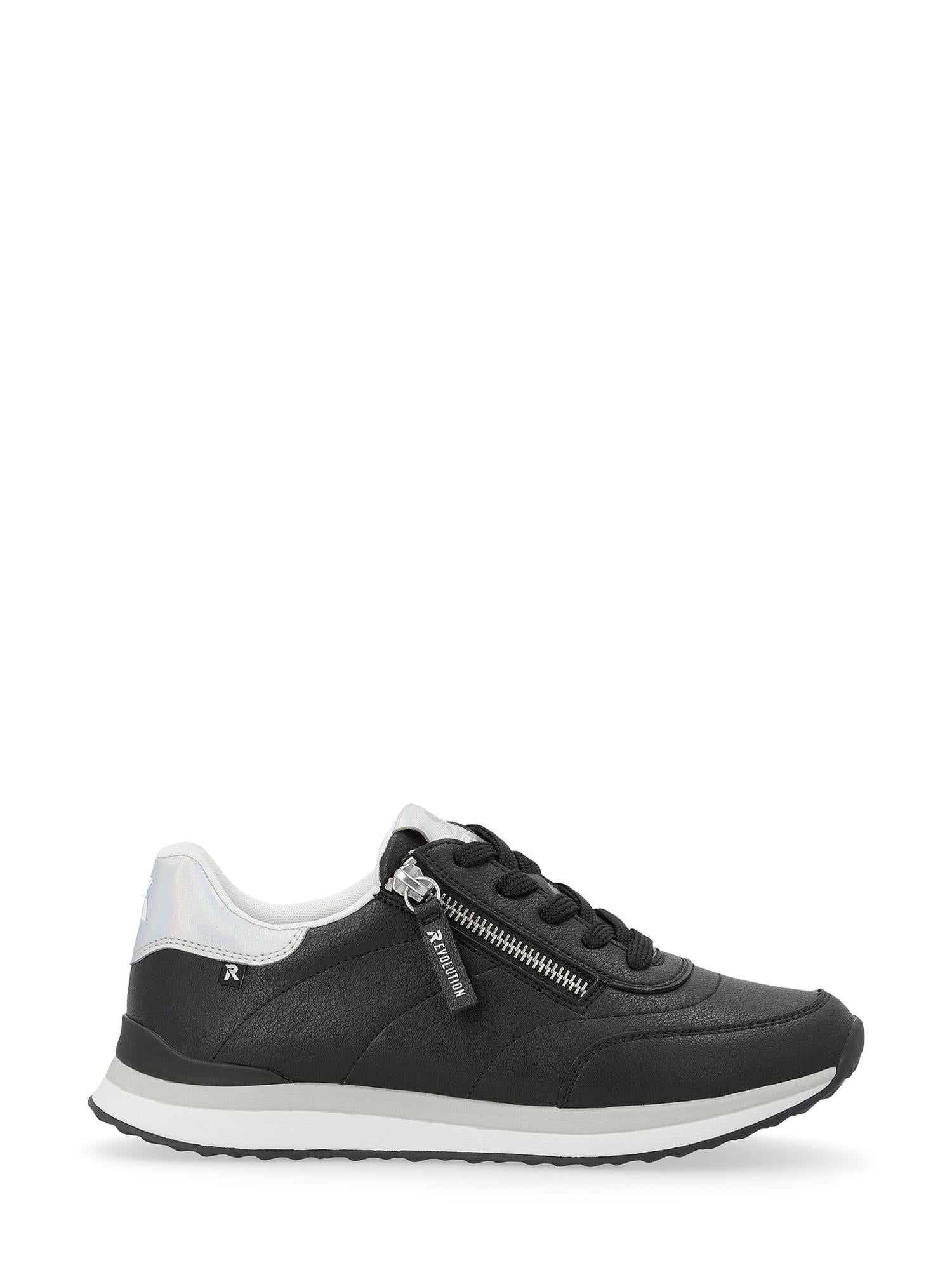 07537 Rieker-Evolution Memory Sneaker Leather fra Rieker Sport har svart overdel, en hvit såle, svarte lisser, en glidelås på siden med merkelapp og en metallisk glanskrage. Vises på en vanlig hvit bakgrunn.