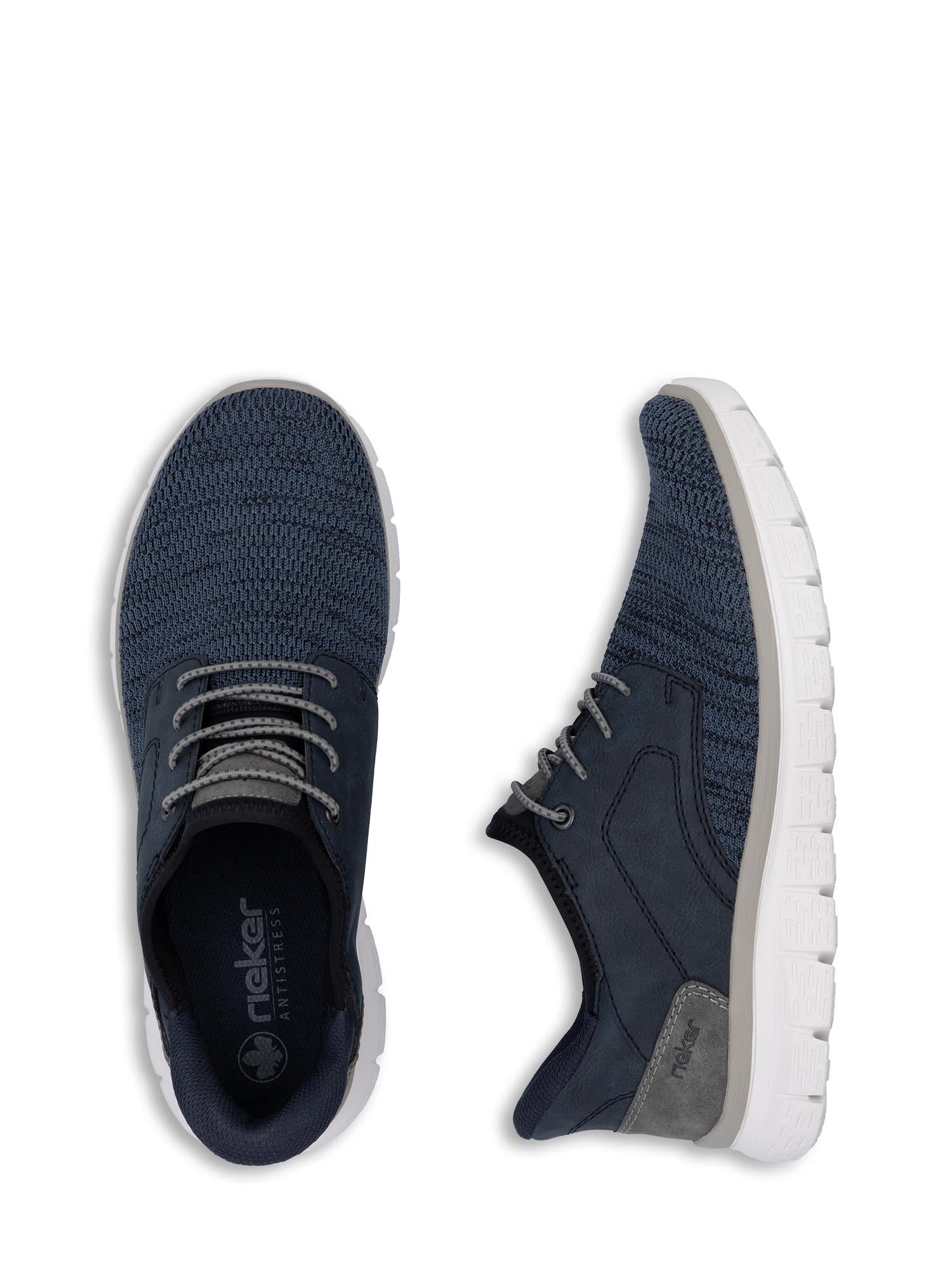 Et par marineblå Rieker Comfort & Style 03058 SoftStride Slip-in joggesko med hvit gummisåle, grå hældetaljer og grå lisser. Den ene skoen er vist ovenfra og den andre fra siden.