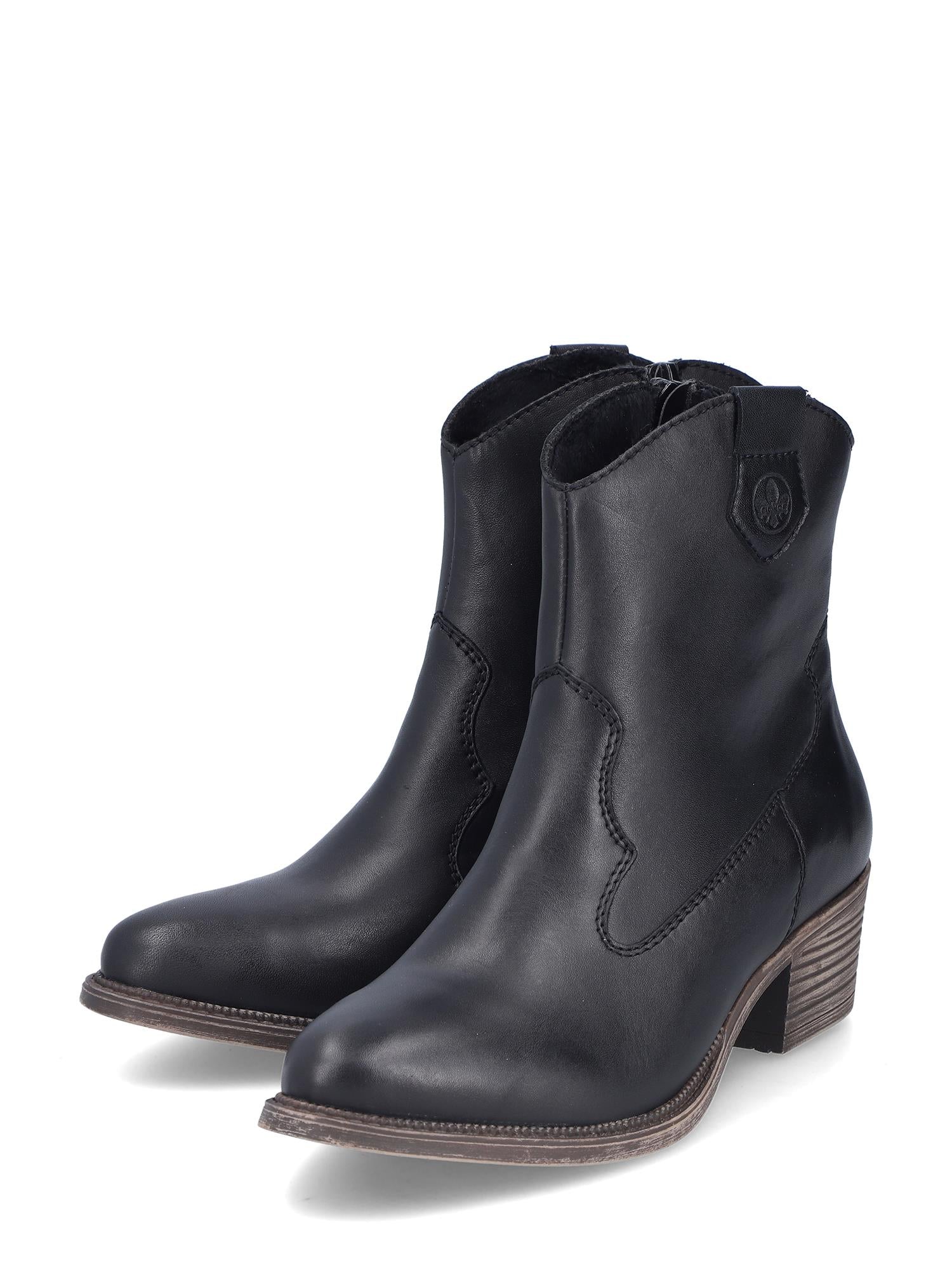 Et par 04859 Rieker Leather Cowgirl Boots fra Rieker Comfort & Style, med overdel i svart skinn, lav, stablet hæl og sidesømdetaljer, vises side om side på en hvit bakgrunn.