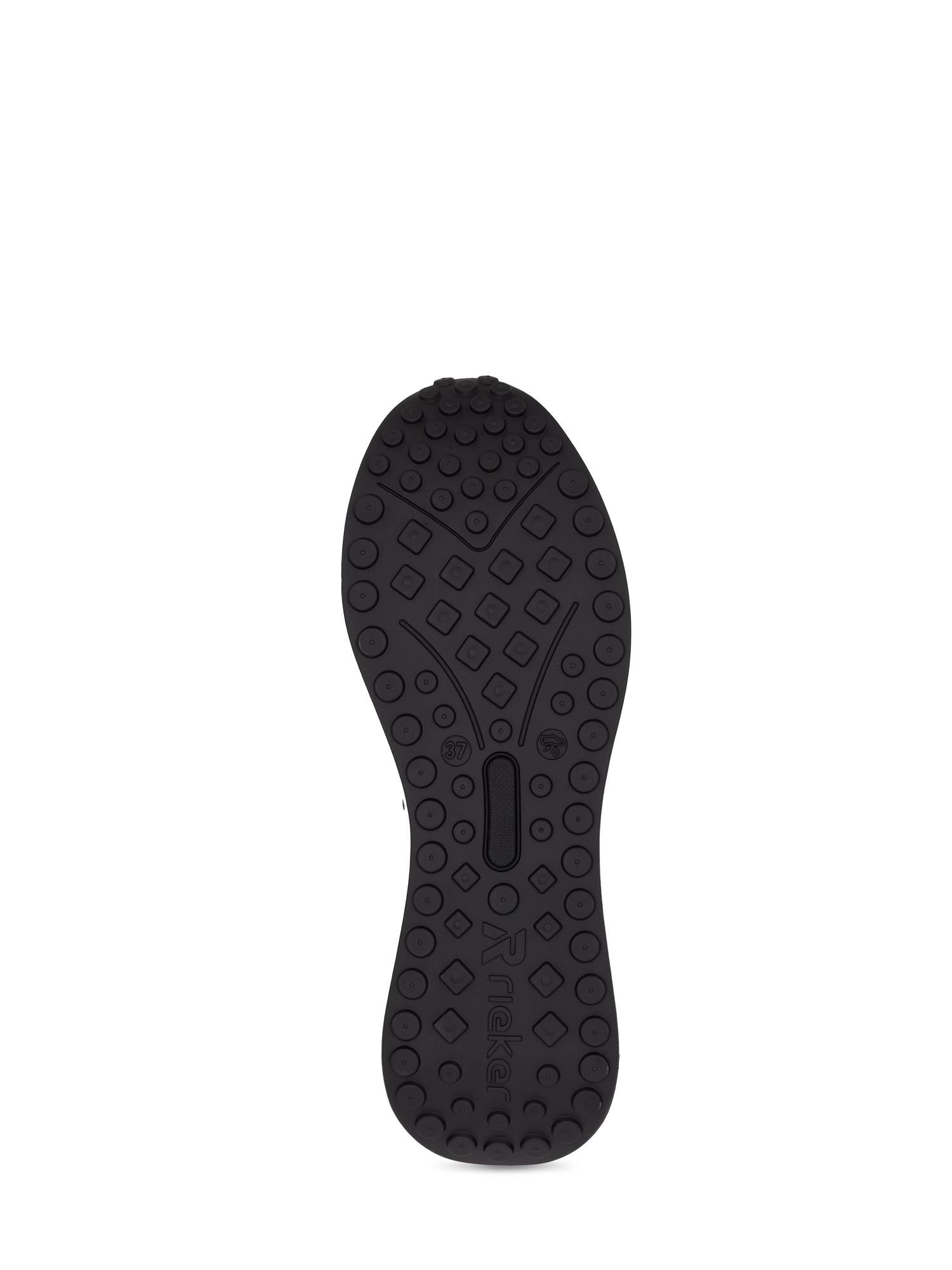03568 Rieker DrySport Sneaker fra Rieker Comfort & Style har en svart gummisåle med geometriske slitebanemønstre for grep, merkepreging nær hælen, og tilbyr pustende komfort med veganske materialer.