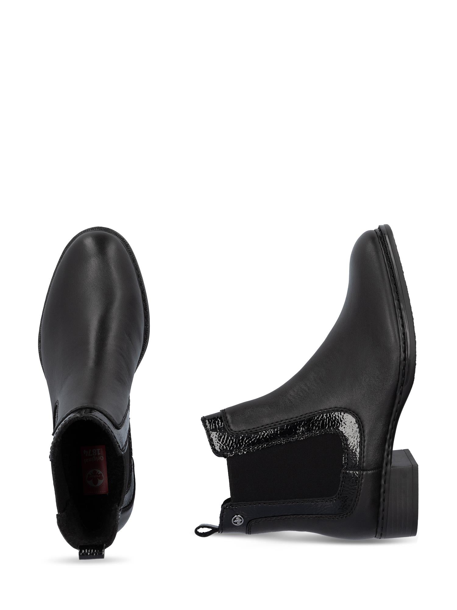 04865 Rieker Elastic Leather Boot fra Rieker Comfort & Style er en svart ankelstøvel med stretchpaneler på sidene, trekkflik, lav hæl, skinnende teksturerte ankeldetaljer og er vist både ovenfra og fra siden.