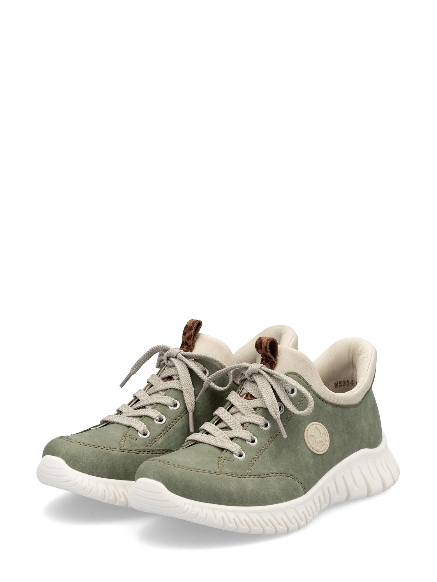 Et par olivengrønne Rieker Comfort & Style Ready2GO 03256 slip-on damesneakers med hvit såle, beige innside, sirkelformet logo på siden og brune trekkfliker for enkel bruk.