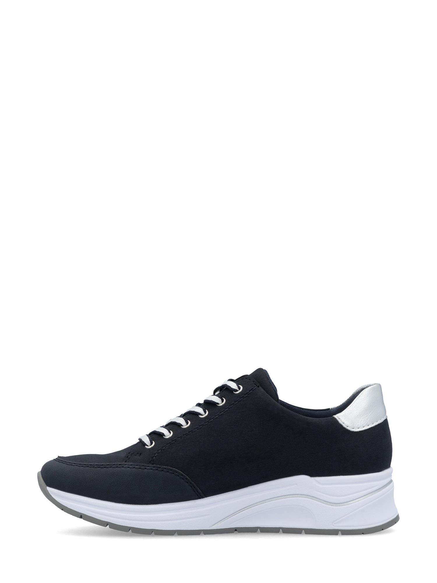 03285 Rieker Comfort Glide fra Rieker Comfort & Style er en svart joggesko med hvite lisser, en hvit og sølvfarget hældetaljer og en tykk hvit såle – vist i sideprofil mot en vanlig hvit bakgrunn.