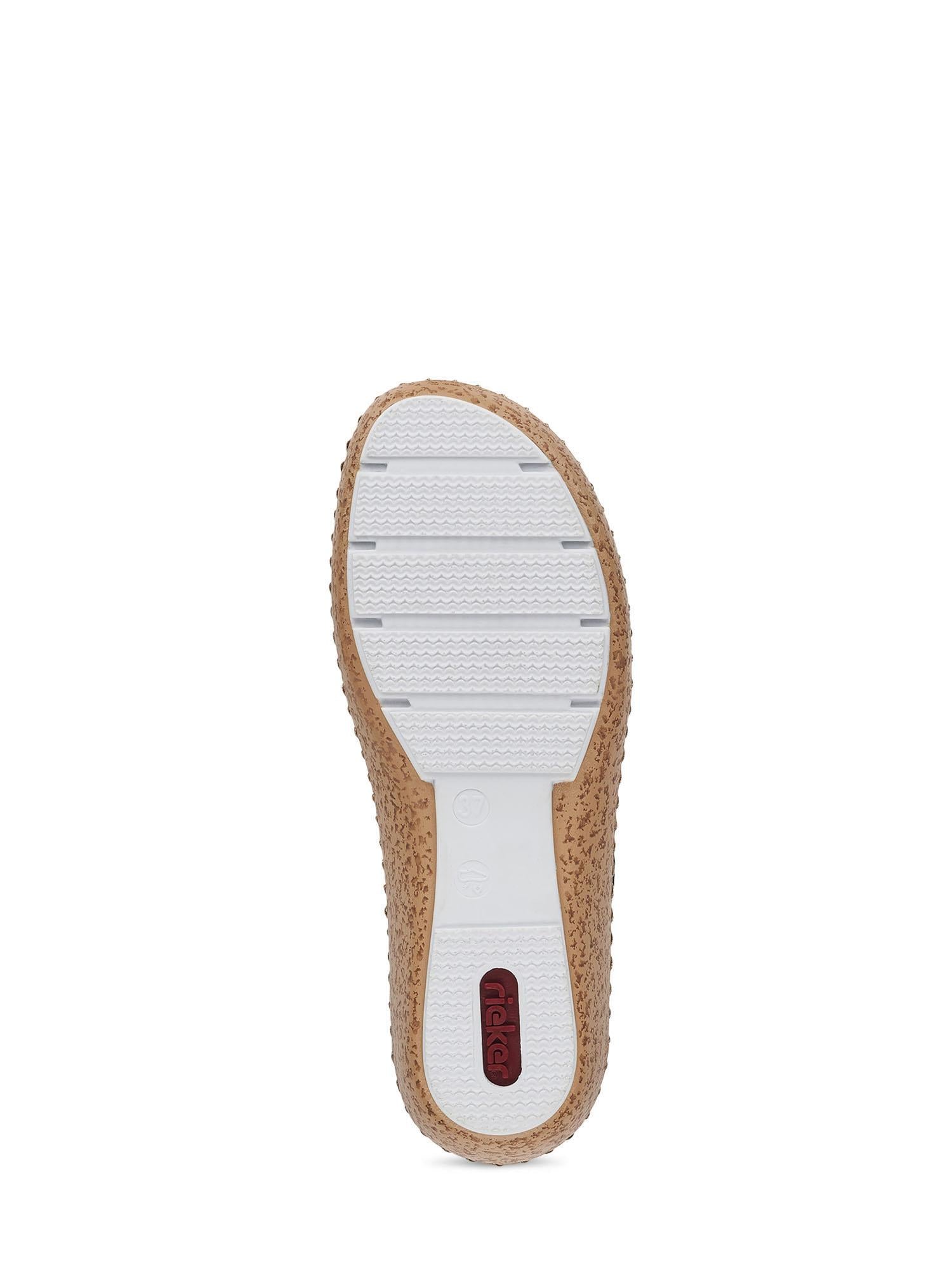 Bildet viser 07653 Rieker Flower Sommersko fra Rieker Comfort & Style sett underfra, med en teksturert brun kant, hvit slitebane med horisontale riller, en rød logo nær hælen og innslag av mørkeblå detaljer.