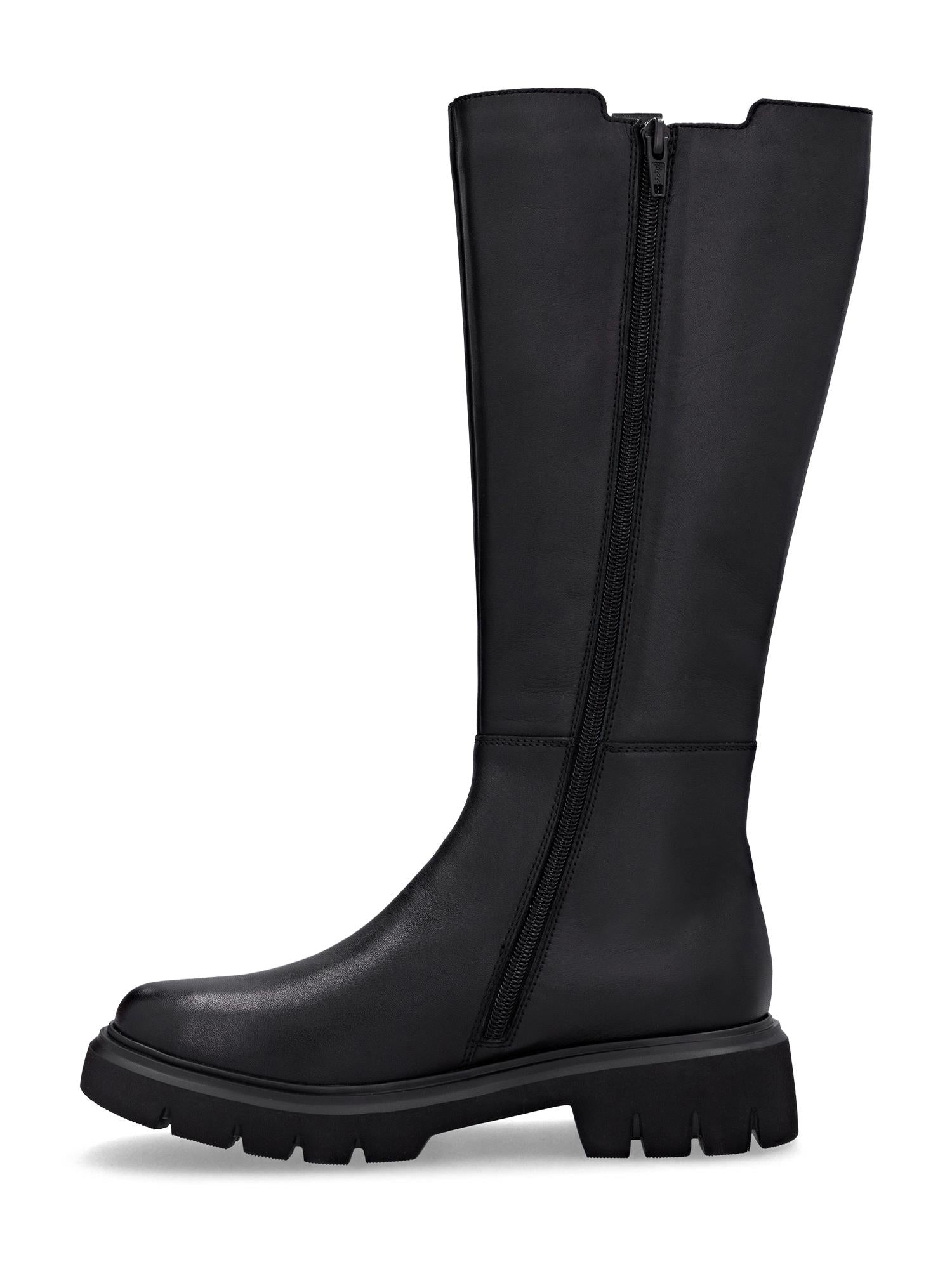 Remonte 04566 Celina Leather Boots er svarte med en kraftig såle med mønster, Vario-skaft for justerbar passform, innvendig glidelås på siden og glatt skinnfinish - elegant presentert mot en hvit bakgrunn.
