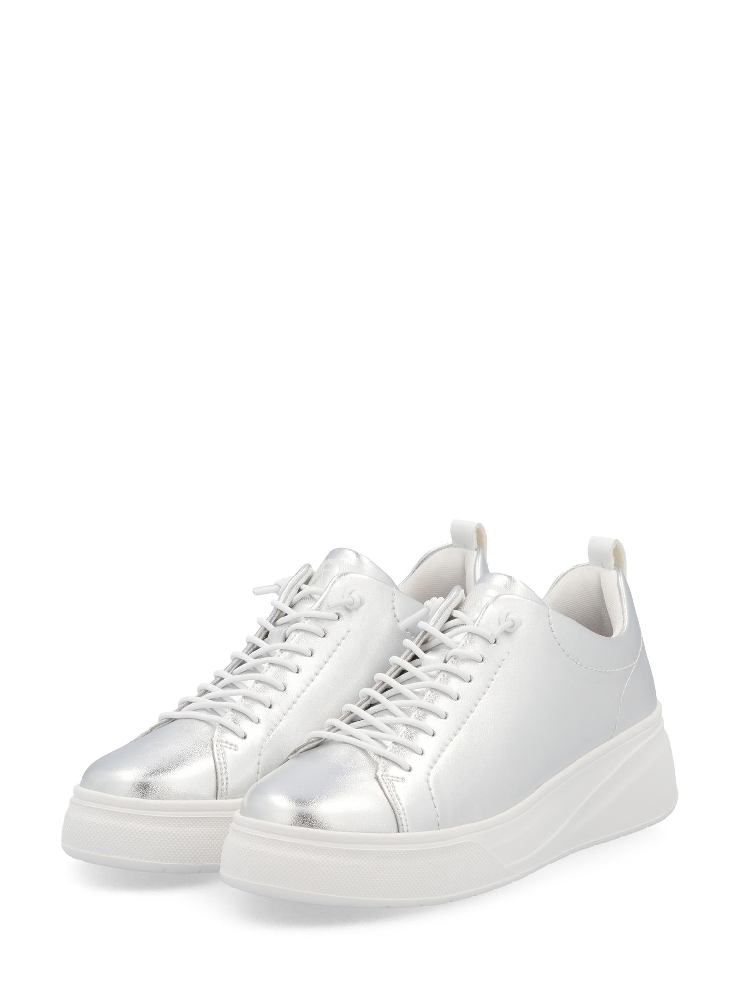 Et par Rieker Sport 03545 ShineWalk sølvfargede skinnsneakers med hvite såler og lisser, med en komfortabel Memory Foam-innersåle, plassert litt vinklet mot en hvit bakgrunn.