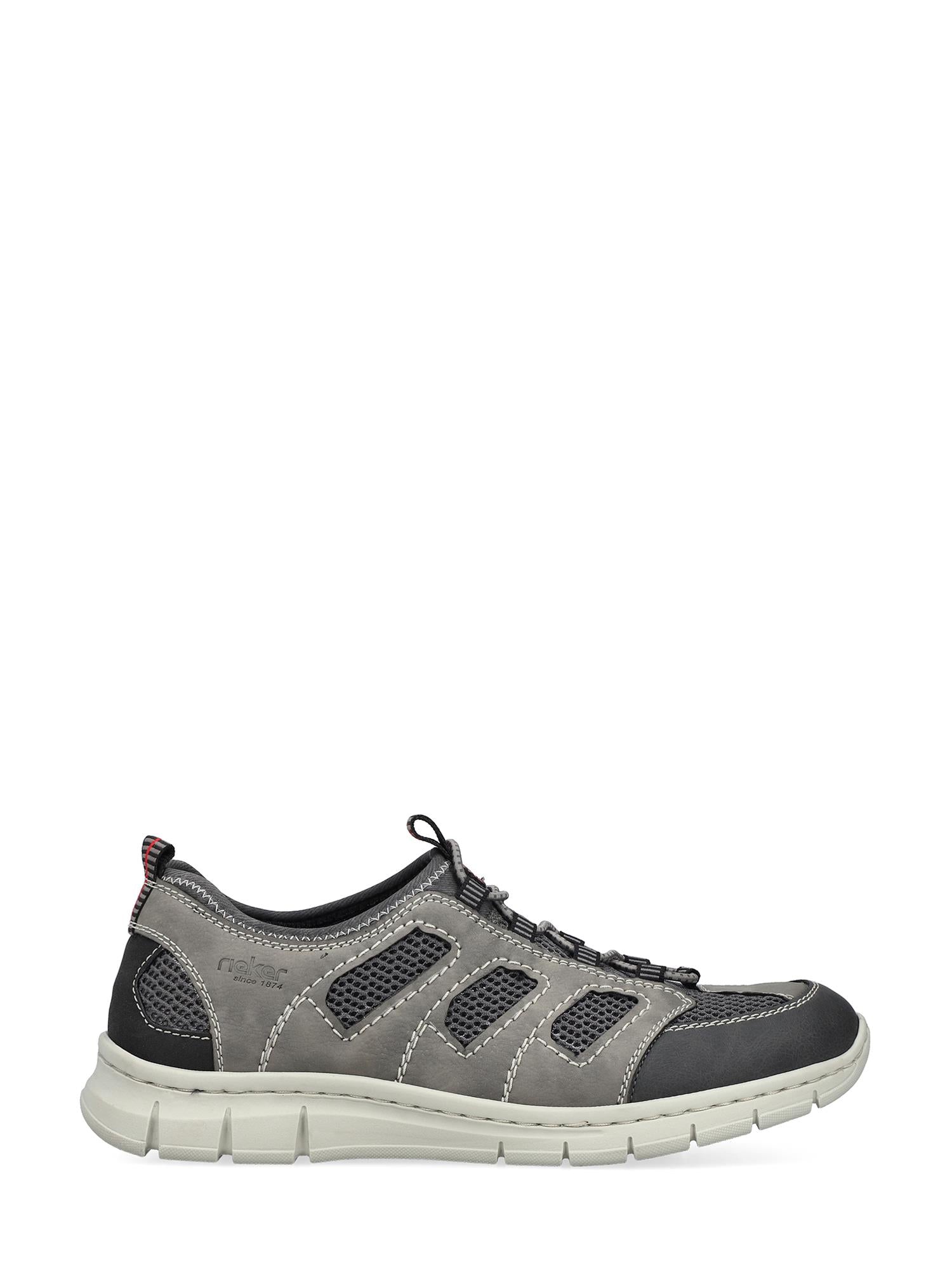 En grå og svart 07655 Rieker Luftig Tursko joggesko fra Rieker Comfort & Style med meshpaneler, hvite sømmer, antistresssåle, snøring foran og en trekkflik ved hælen vises på en hvit bakgrunn.