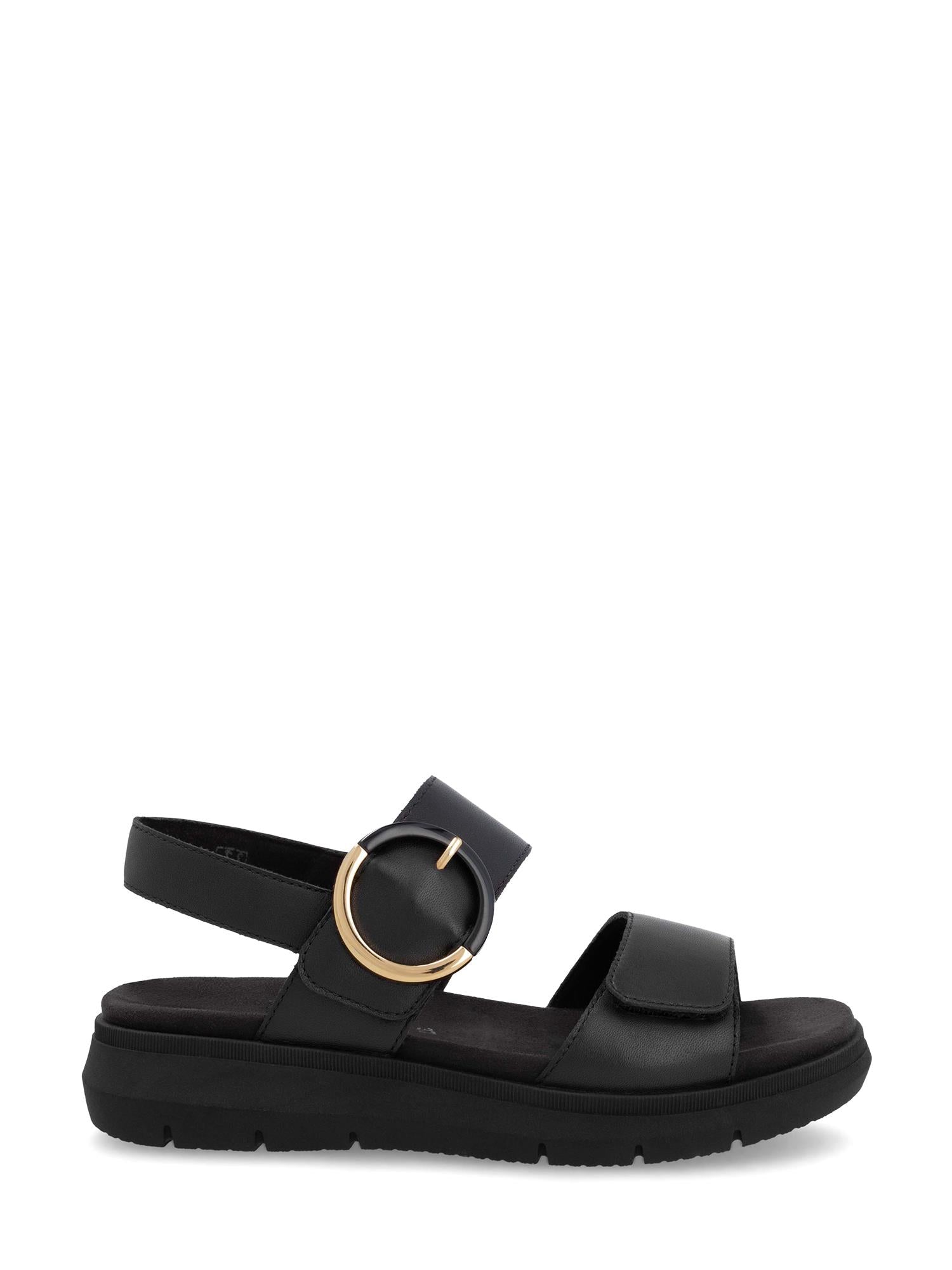 03140 Remonte Capri Sandal Black fra Remonte er en damesandal med en tykk, polstret såle, brede tå- og ankelstropper, en stor gullspenne og støttende ryggstropp for uformell komfort hele dagen.